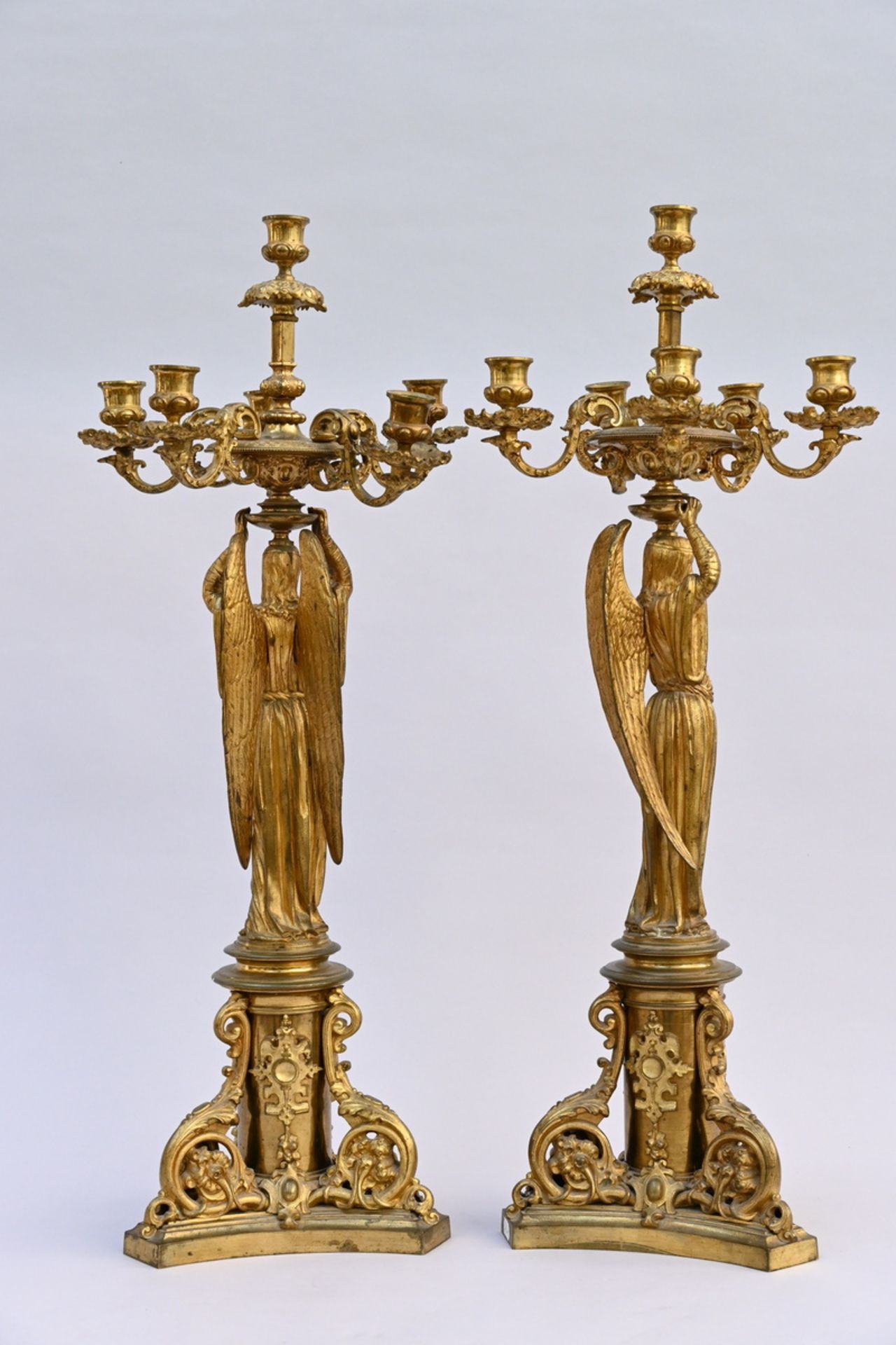 A pair of Gothic Revival bronze candlesticks 'angels' (h 47cm) (*) - Bild 2 aus 3
