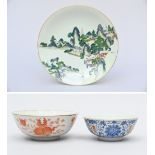 Lot: two Chinese porcelain bowls and a dish (dia26cm) (h7.50x19cm) (h6.50x15.50cm) (*)