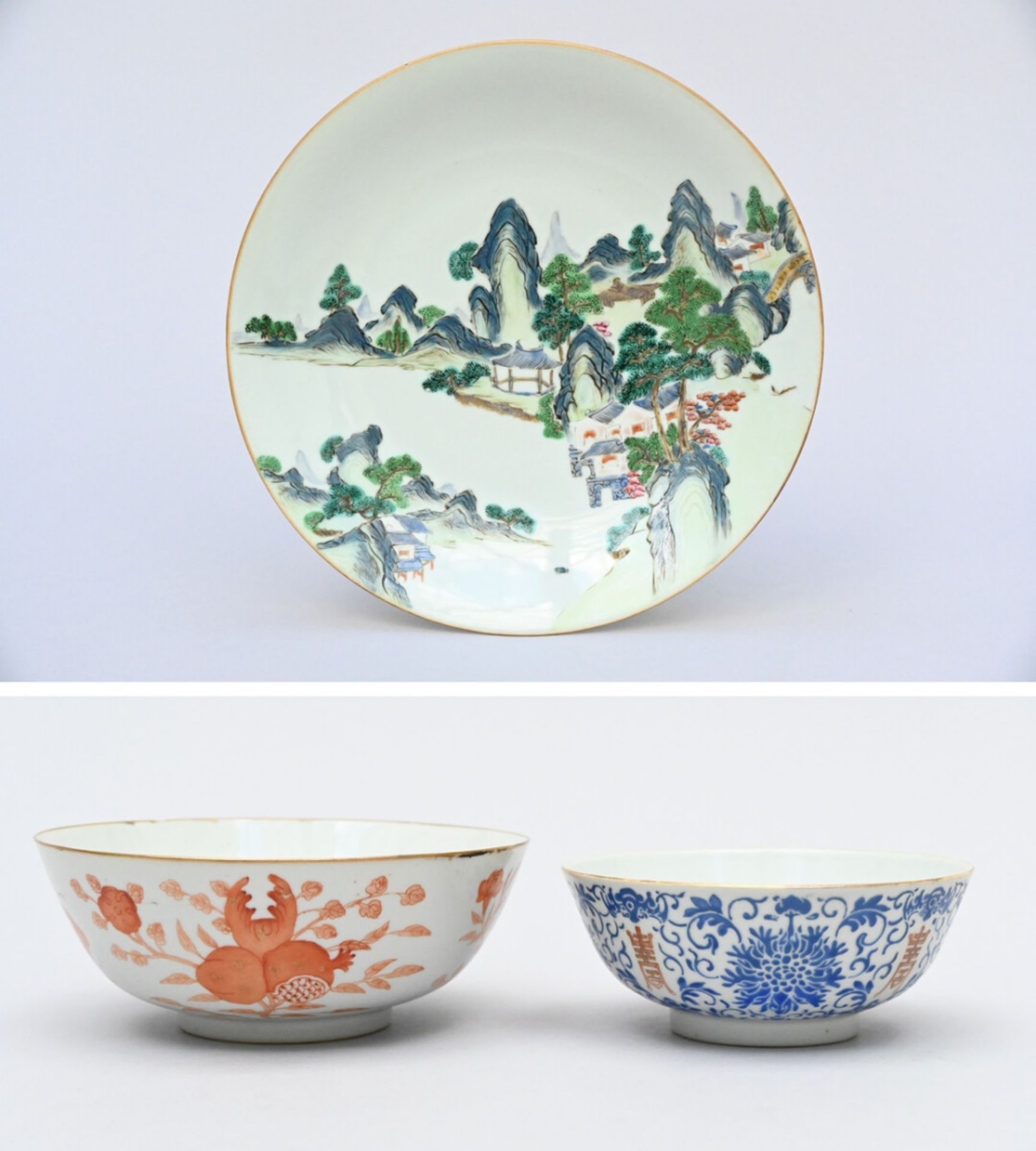 Lot: two Chinese porcelain bowls and a dish (dia26cm) (h7.50x19cm) (h6.50x15.50cm) (*)