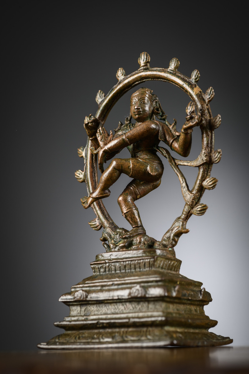 A rare Indian statue in bronze 'Shiva Nataraja', 15th-16th century (h 14.5 cm) - Image 3 of 7