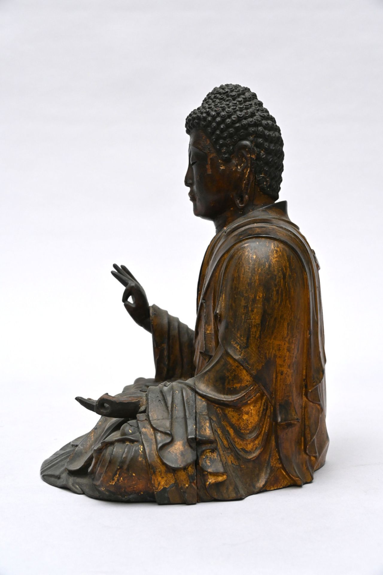 A gilt lacquered wooden sculpture 'seated Buddha', Edo period (h29cm) (*) - Image 3 of 7