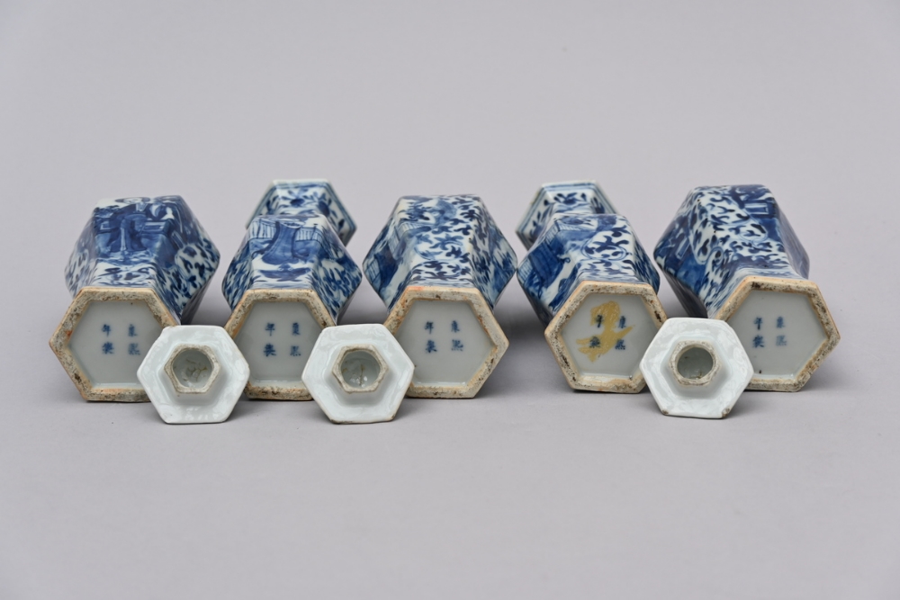 A Chinese five piece set in blue and white porcelain, 19th century (h20 en h21cm) (*) - Image 4 of 5