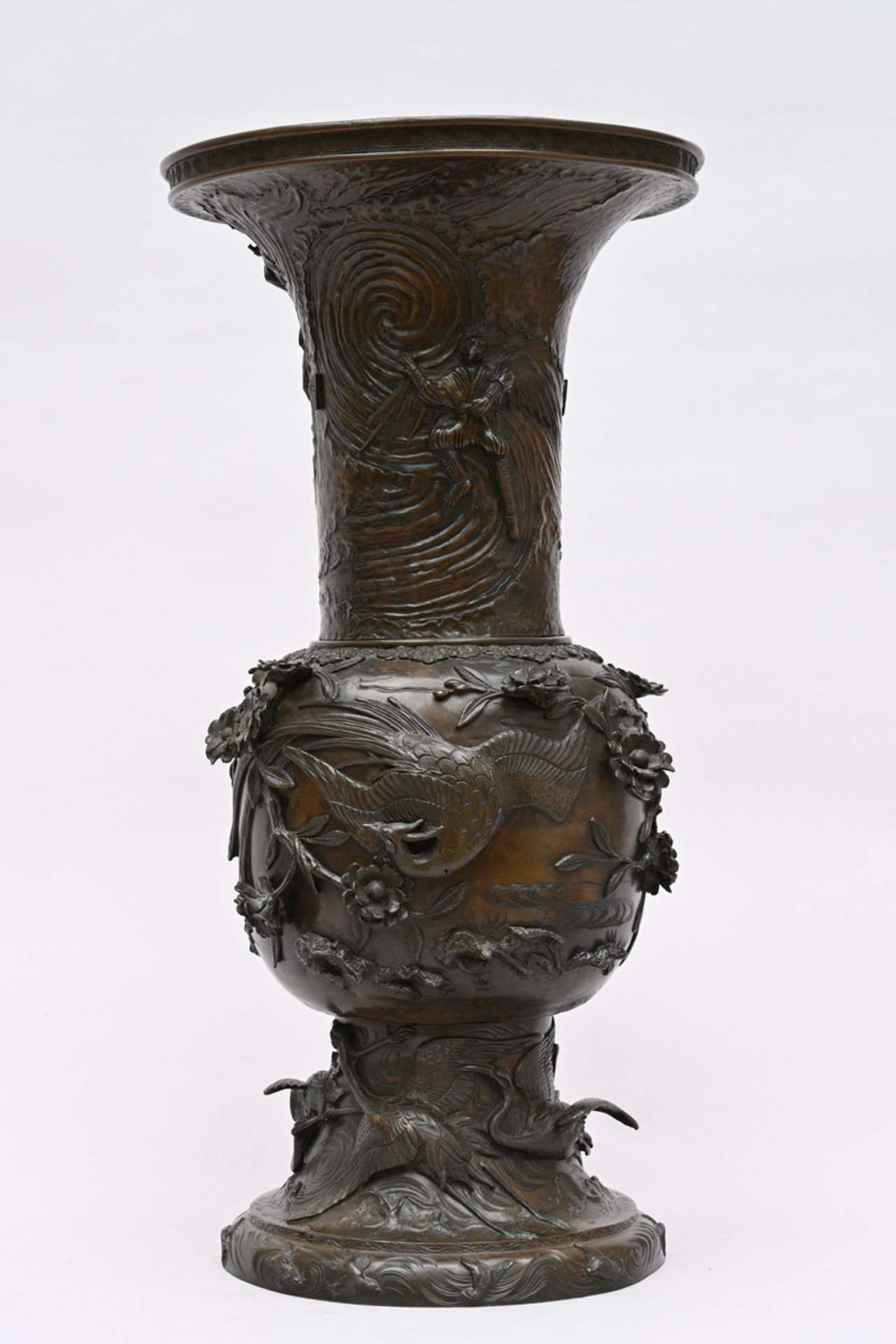 Japanese vase in bronze 'warriors', 19th century (h74cm) (*) - Image 2 of 5