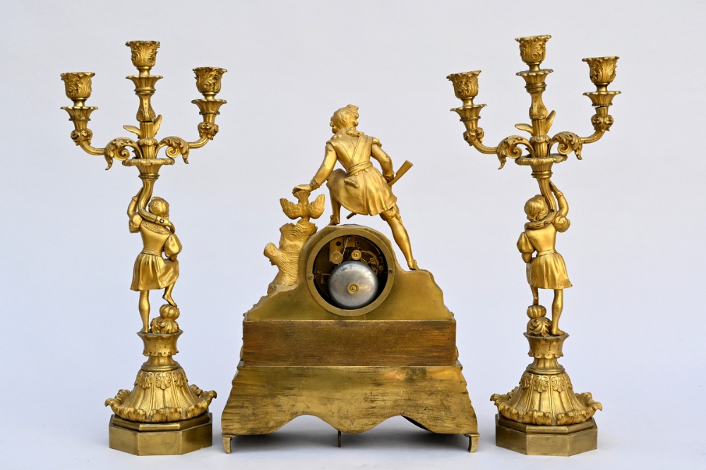 Three piece clockset in gilt bronze 'hunter' (clock 40x29x10cm) (candlesticks h48cm) - Image 2 of 6