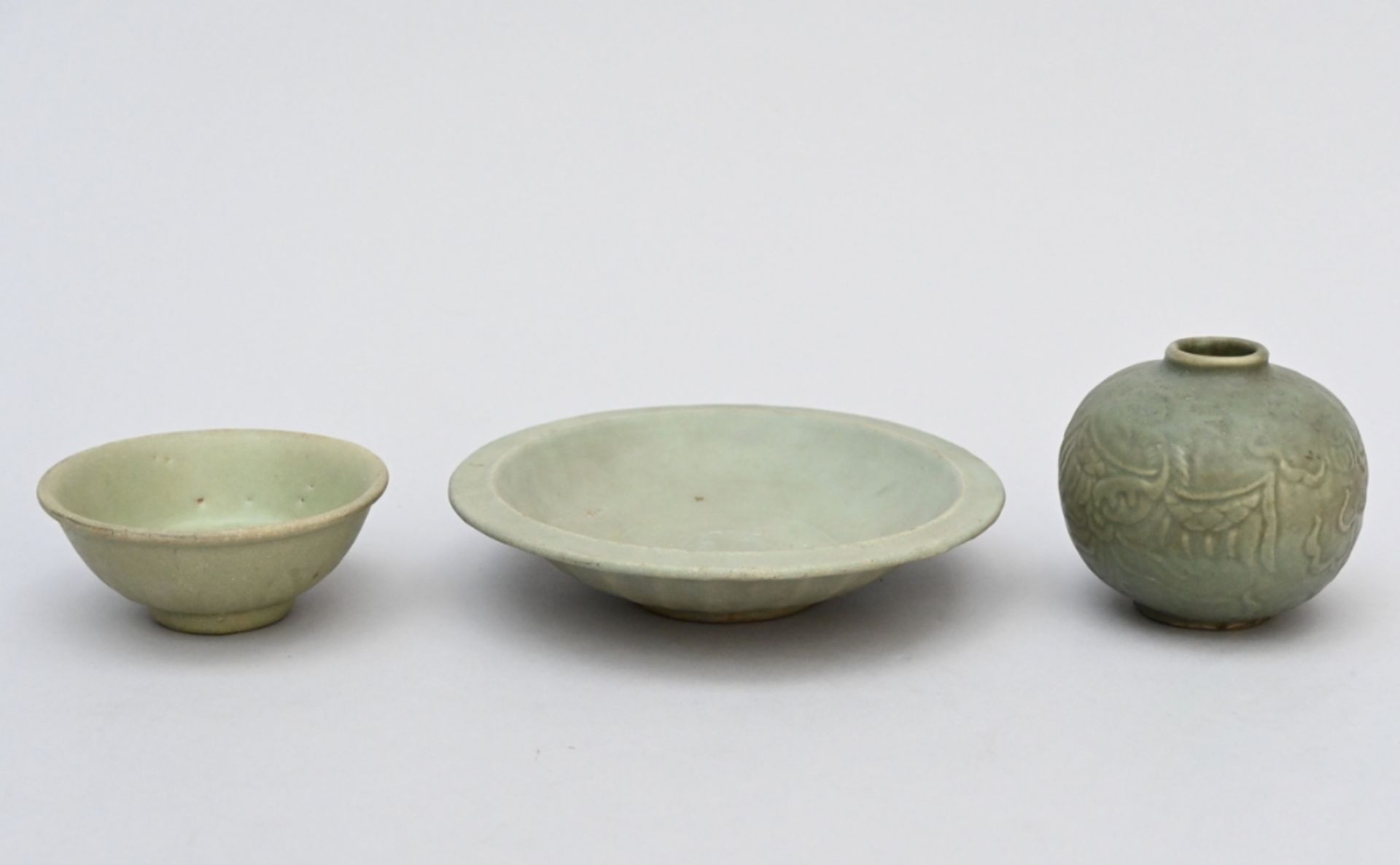 Collection: three pieces of celadon ceramics, China (h10cm) (4x19.5cm) (bowl 5x12cm)