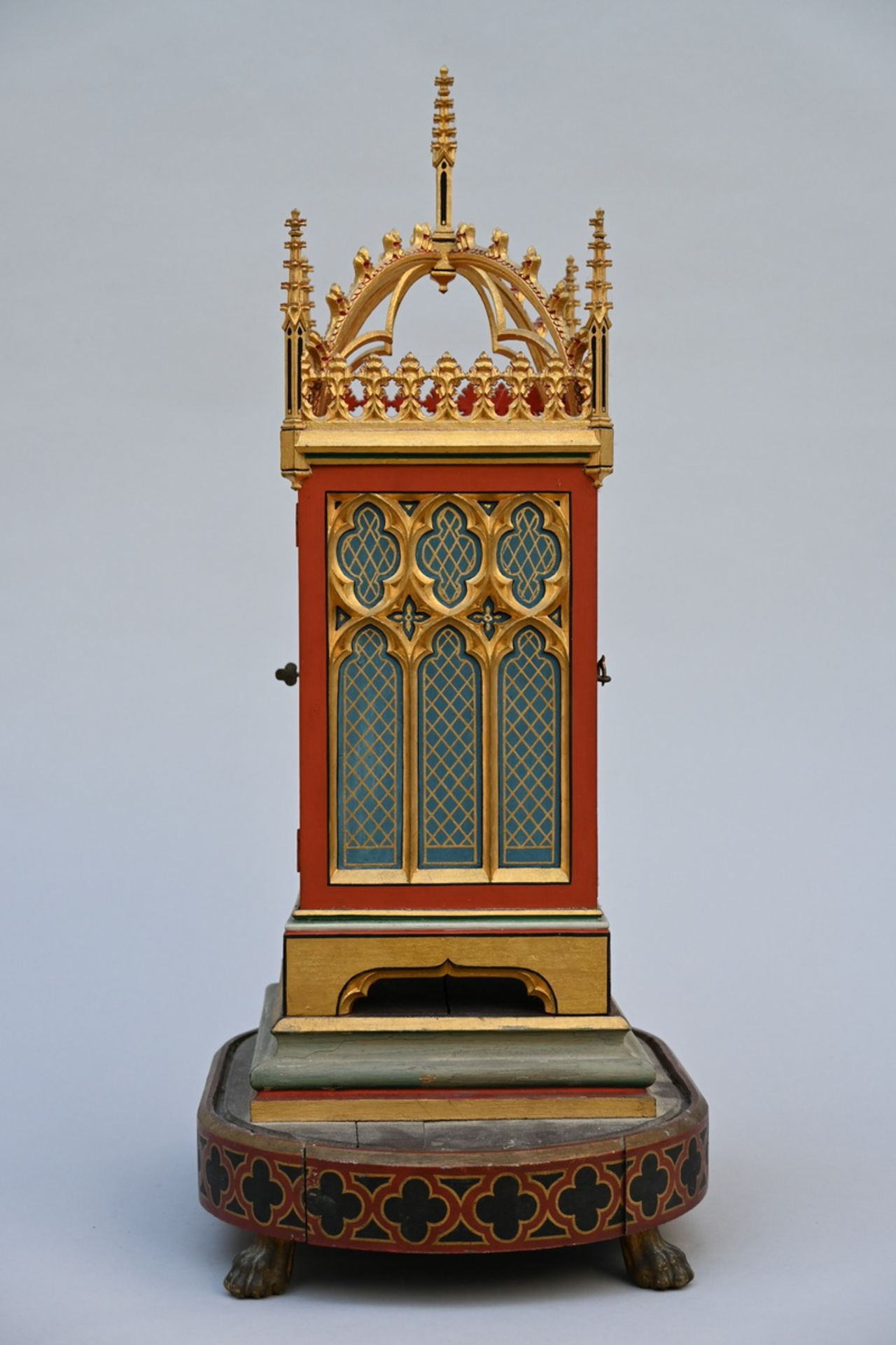 A gothic revival style clock on wooden base (70x42x28cm) (*) - Bild 2 aus 4