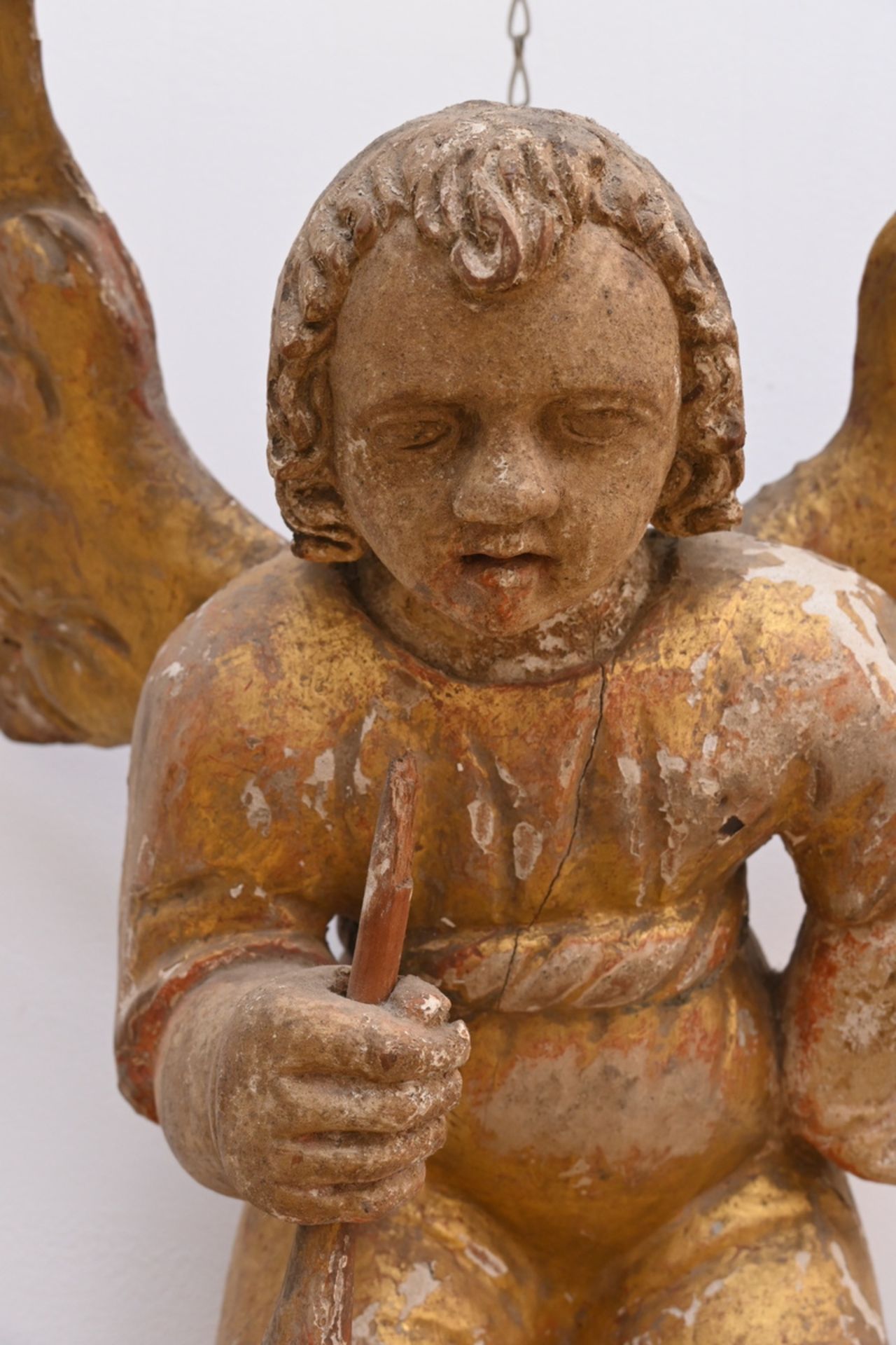 A pair of decorative angels in gilded wood (h 53cm) - Bild 2 aus 4