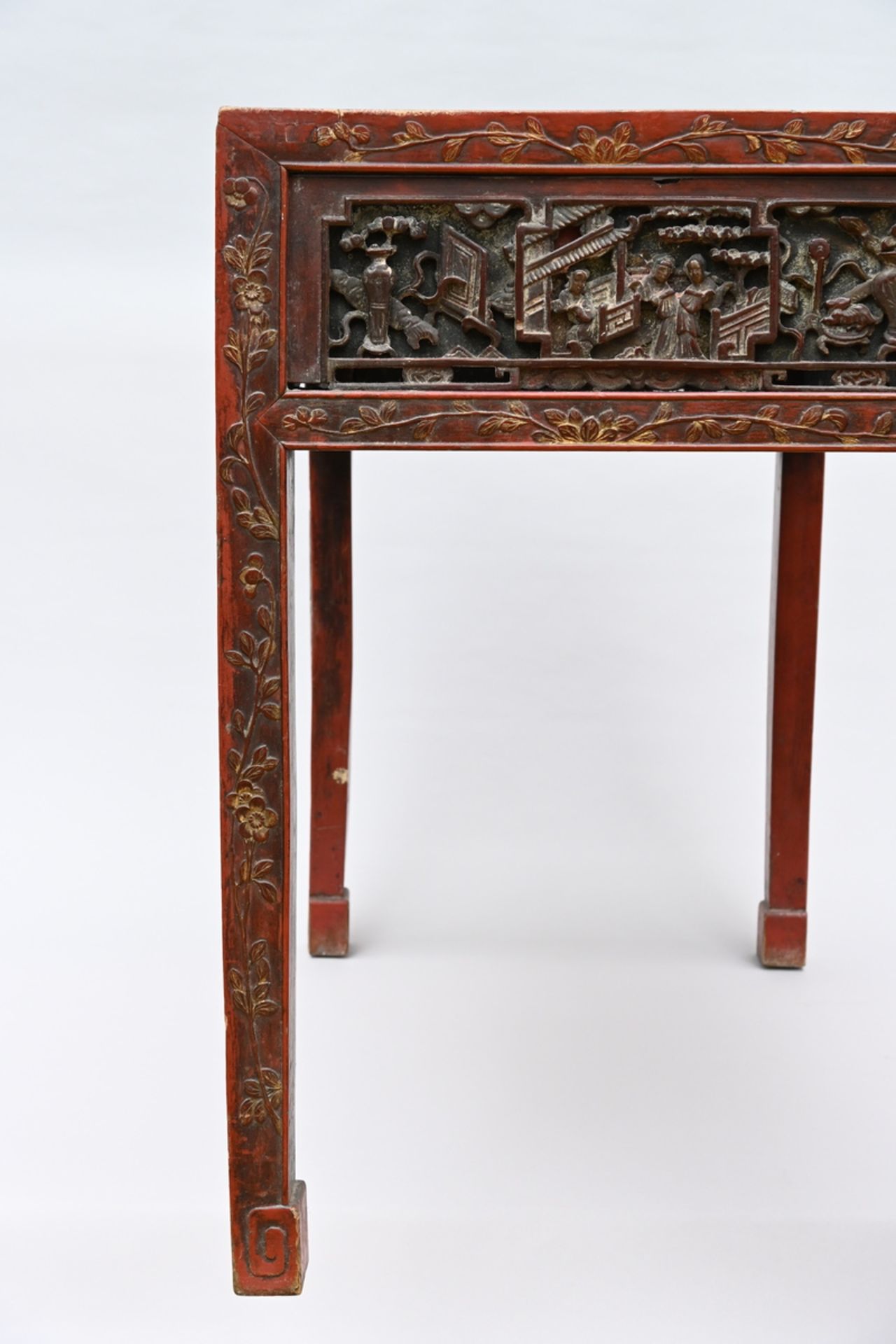 Chinese table in red lacquer with openwork panels, Qing dynasty (75x95x52cm) (*) - Image 2 of 5