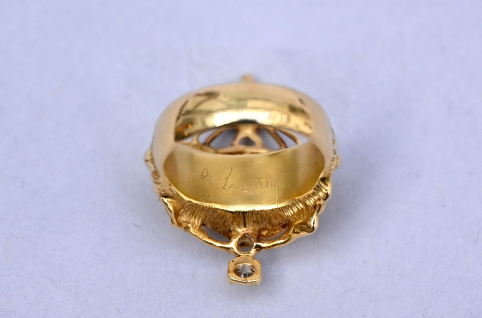 Octave Landuyt: a gold ring (h3 dia2cm) - Image 2 of 2