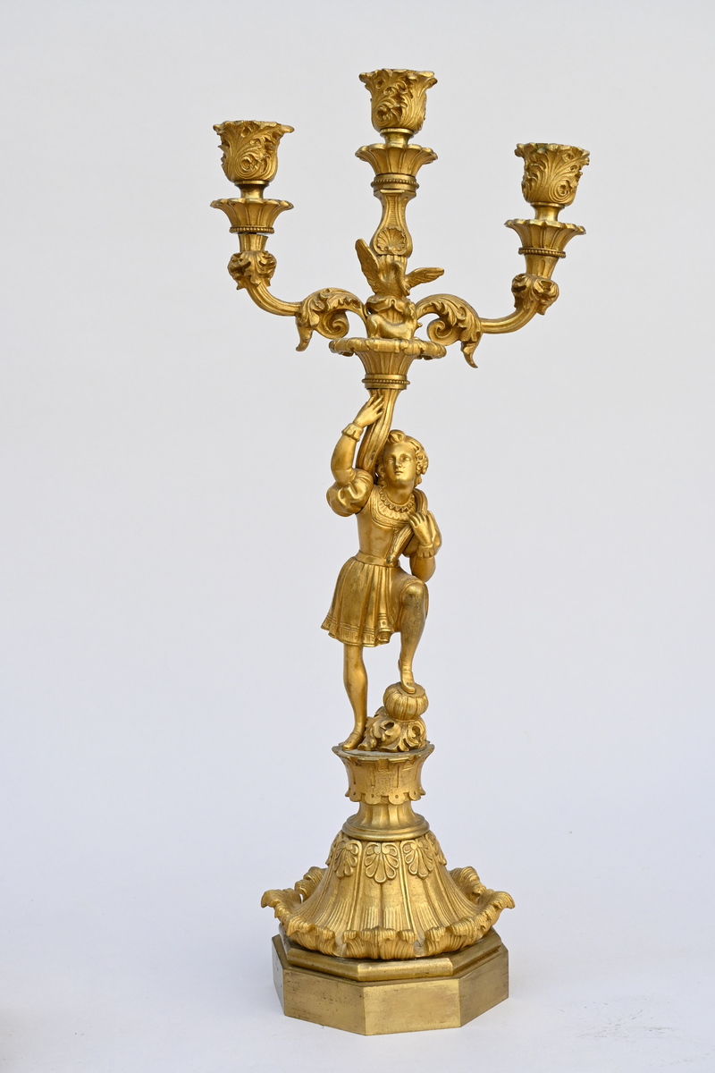 Three piece clockset in gilt bronze 'hunter' (clock 40x29x10cm) (candlesticks h48cm) - Image 4 of 6