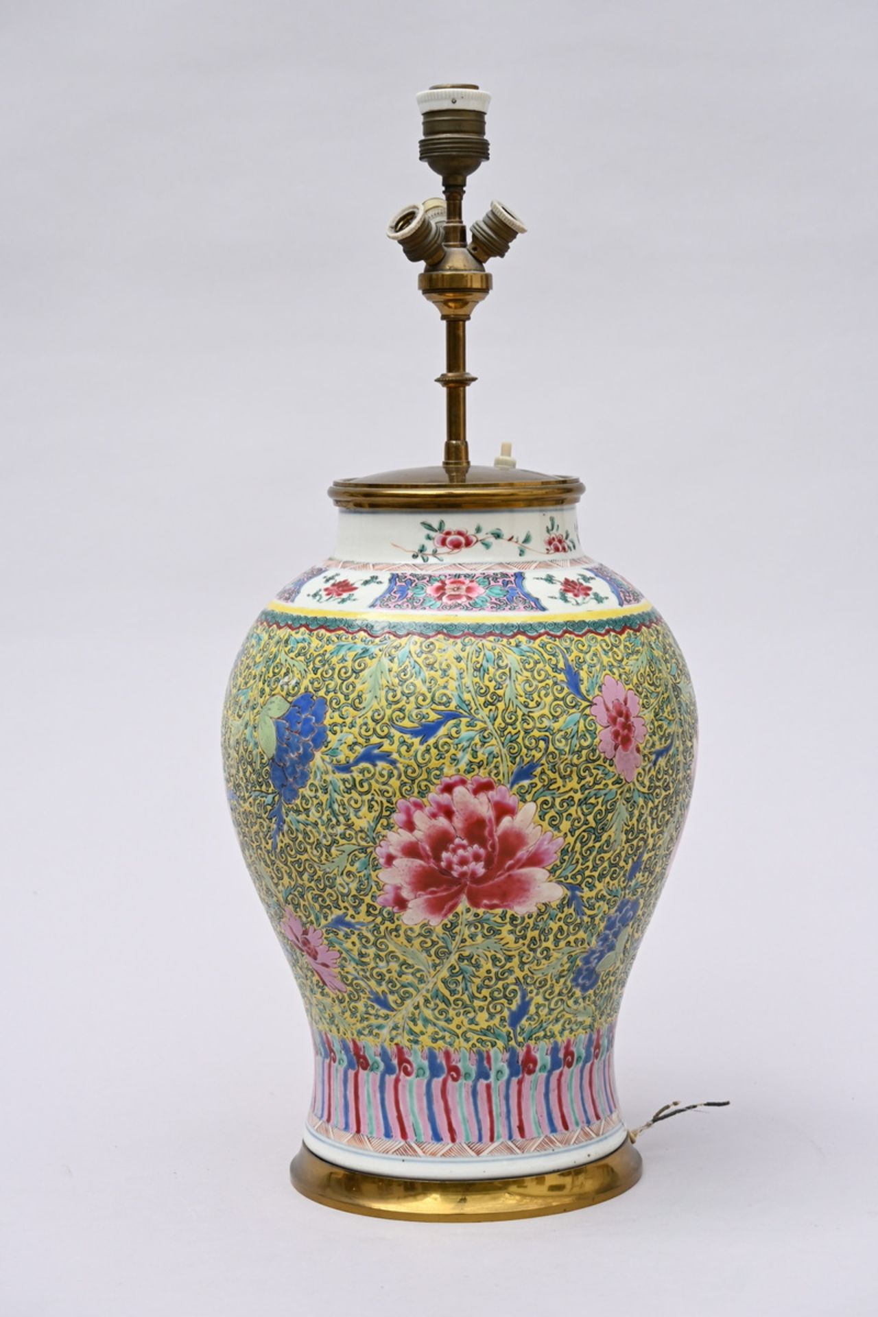 A Chinese famille rose vase with yellow background 'flowers' (h36.5cm) (*) - Bild 2 aus 4