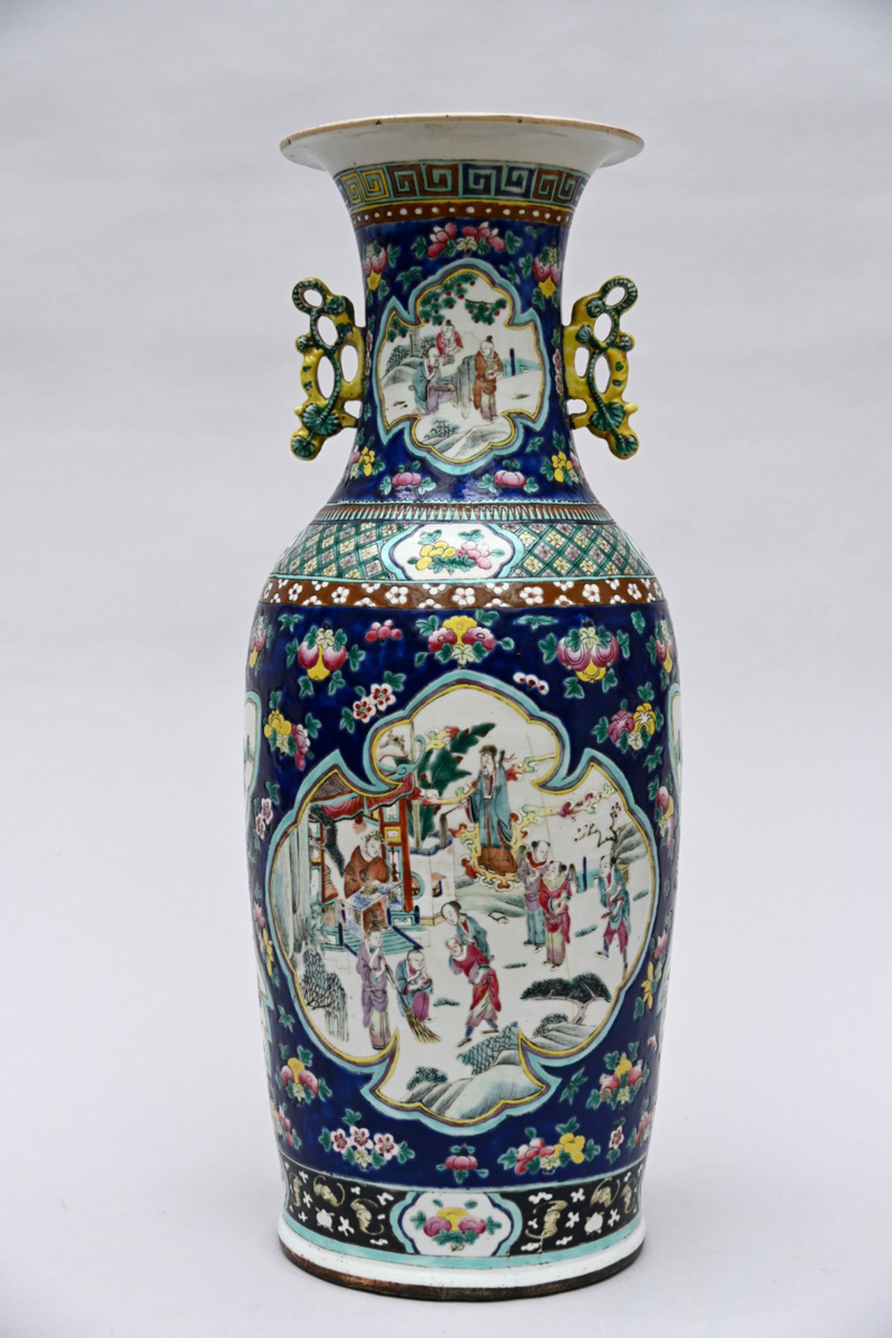 Chinese famille rose vase with blue background 'court scene' (h61cm) (*)