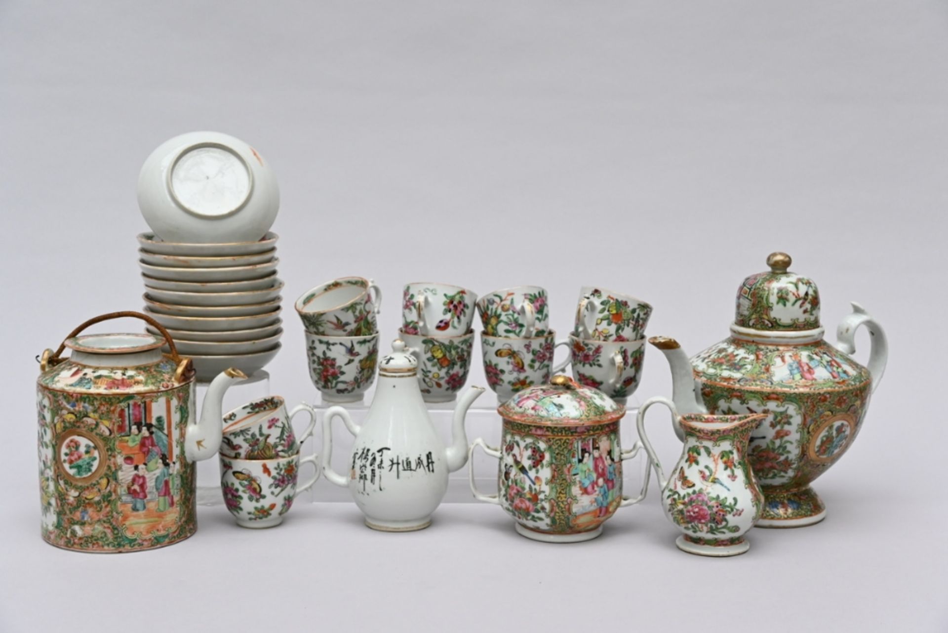 A collection of Canton porcelain: 3 teapots, milk jar, sugar jar, 11 saucers en 10 cups (*) - Image 2 of 6