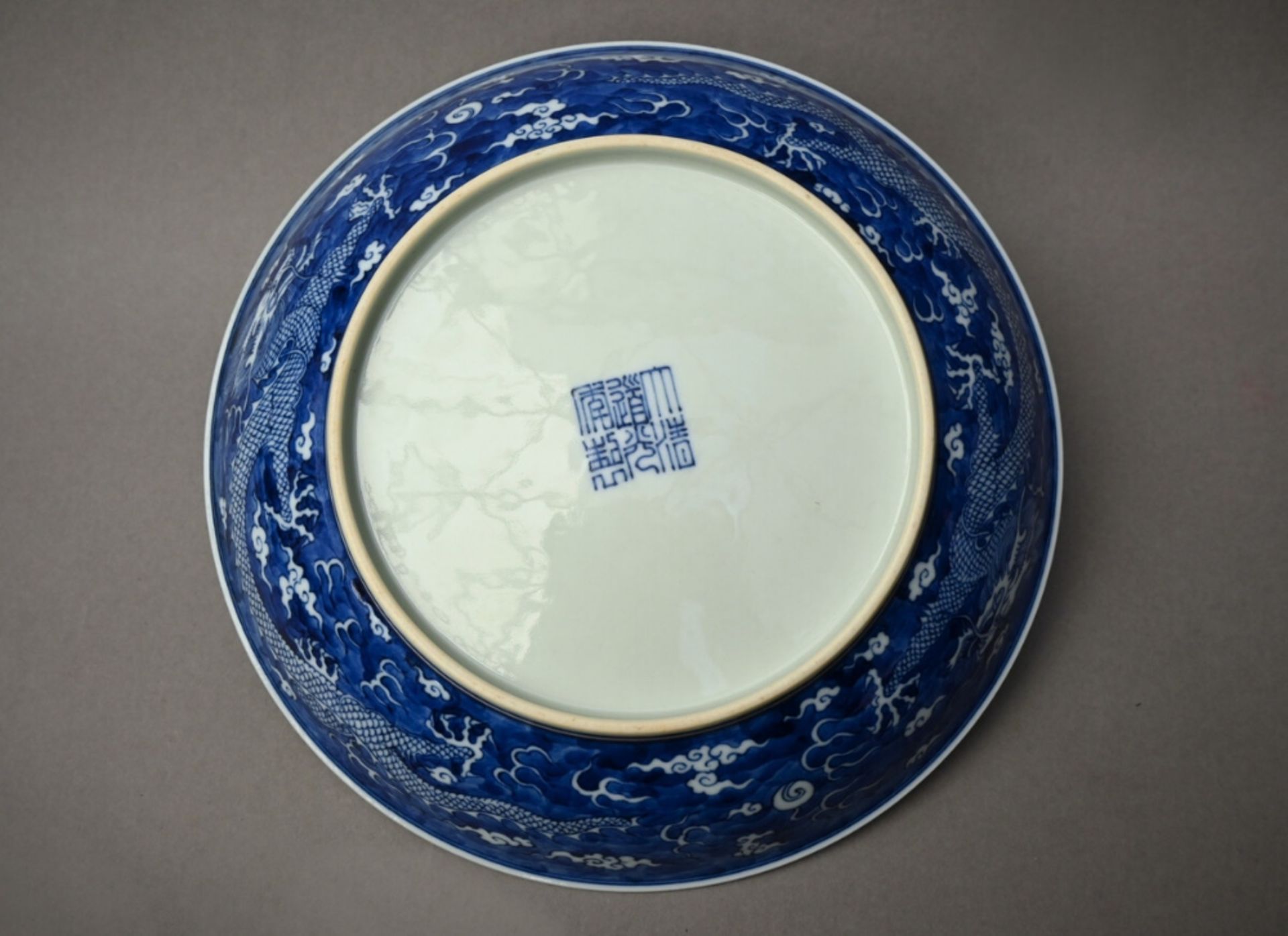 A dish in Chinese blue and white porcelain 'dragons', marked (dia 22.5 cm) - Image 2 of 5