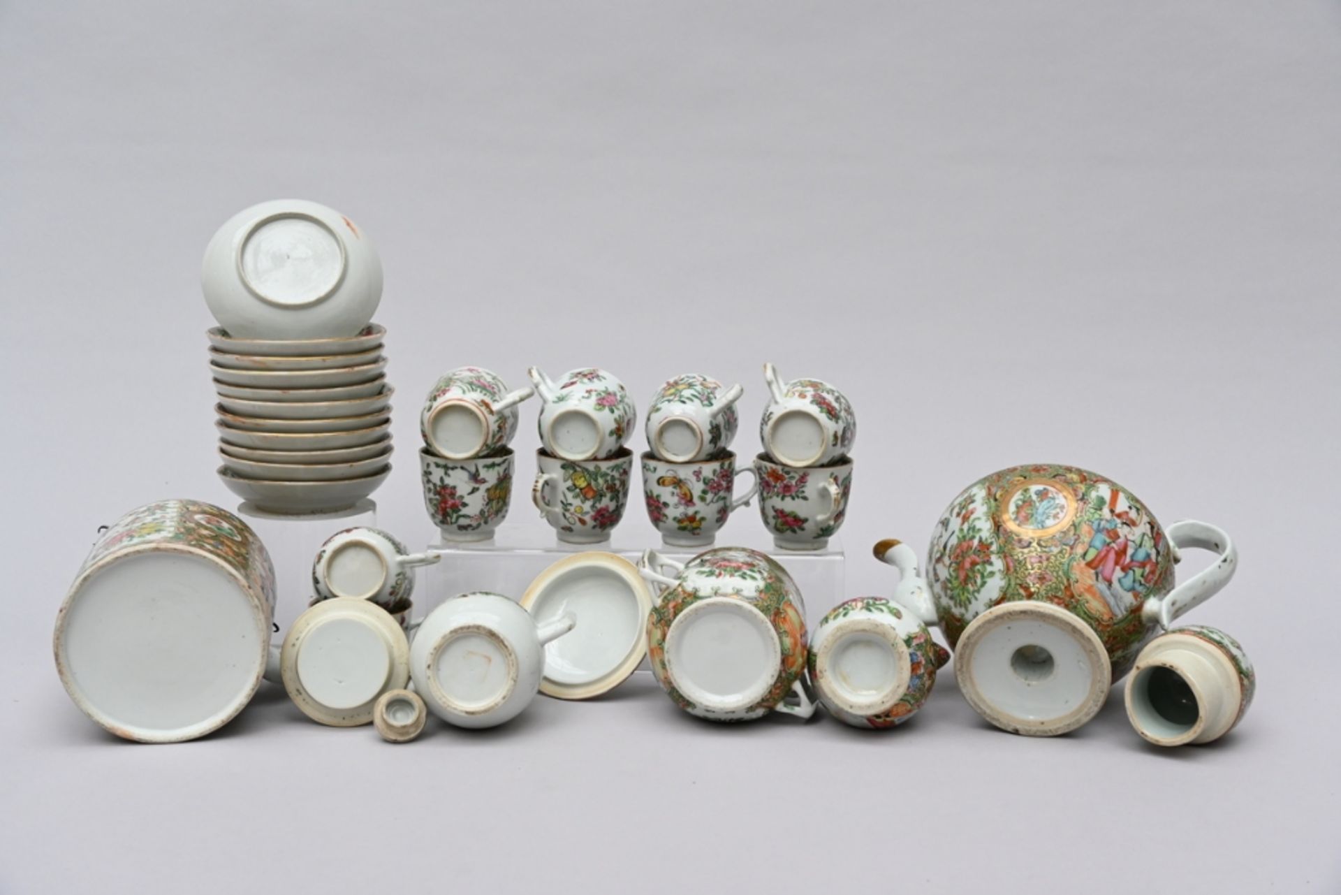 A collection of Canton porcelain: 3 teapots, milk jar, sugar jar, 11 saucers en 10 cups (*) - Image 3 of 6