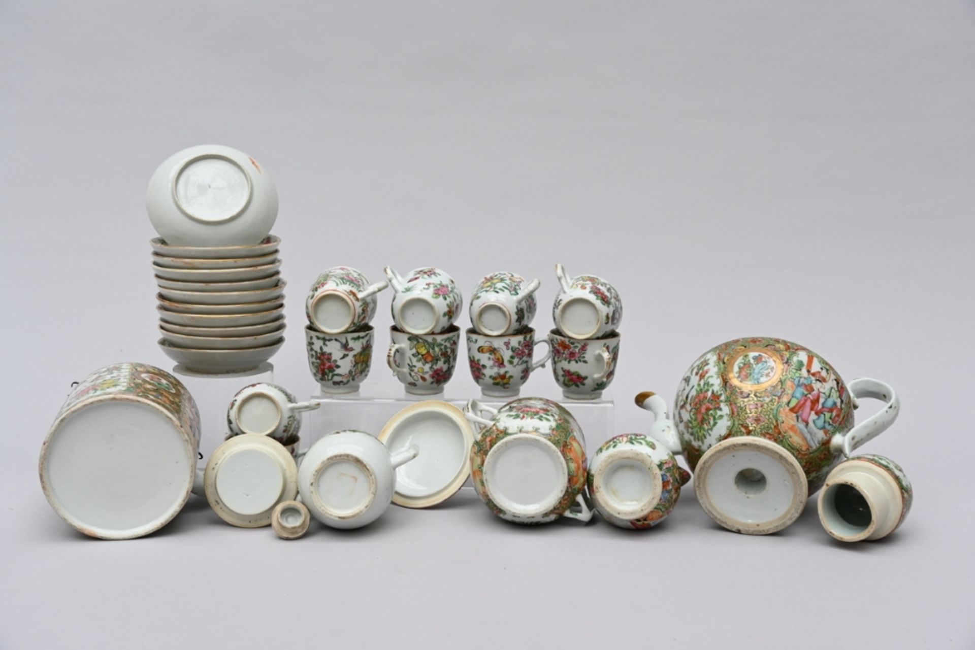 A collection of Canton porcelain: 3 teapots, milk jar, sugar jar, 11 saucers en 10 cups (*) - Bild 3 aus 6