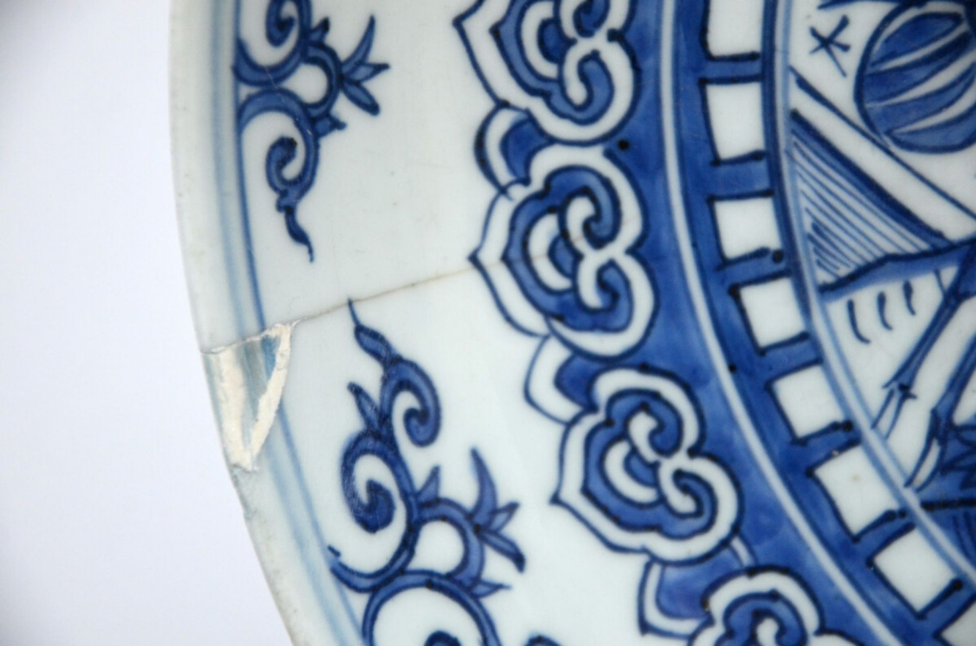 Two dishes in Chinese blue and white porcelain 'deer' and 'pagoda', late Ming dynasty (dia31cm) ( - Image 5 of 6