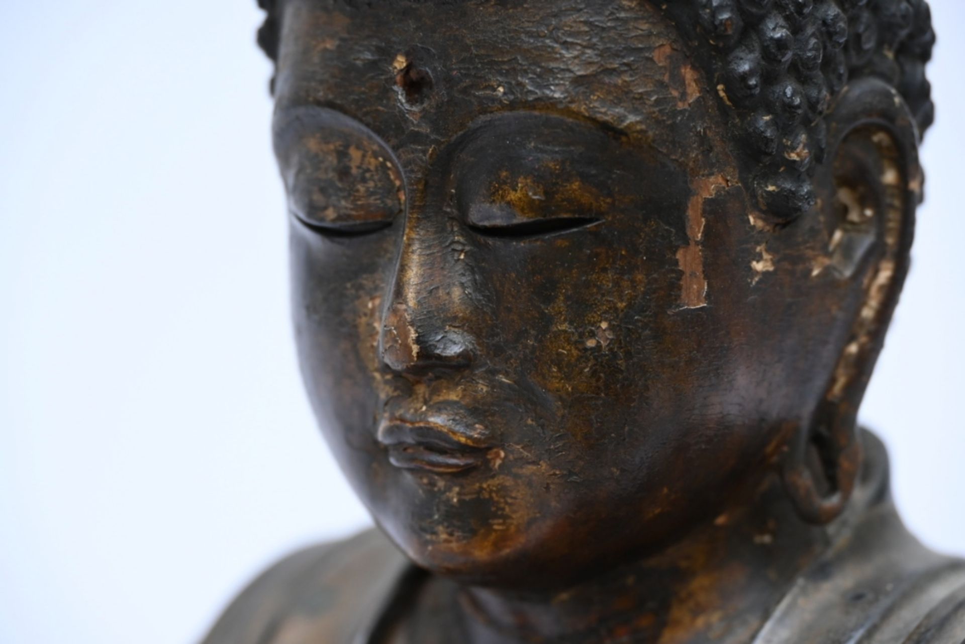 A gilt lacquered wooden sculpture 'seated Buddha', Edo period (h29cm) (*) - Image 6 of 7