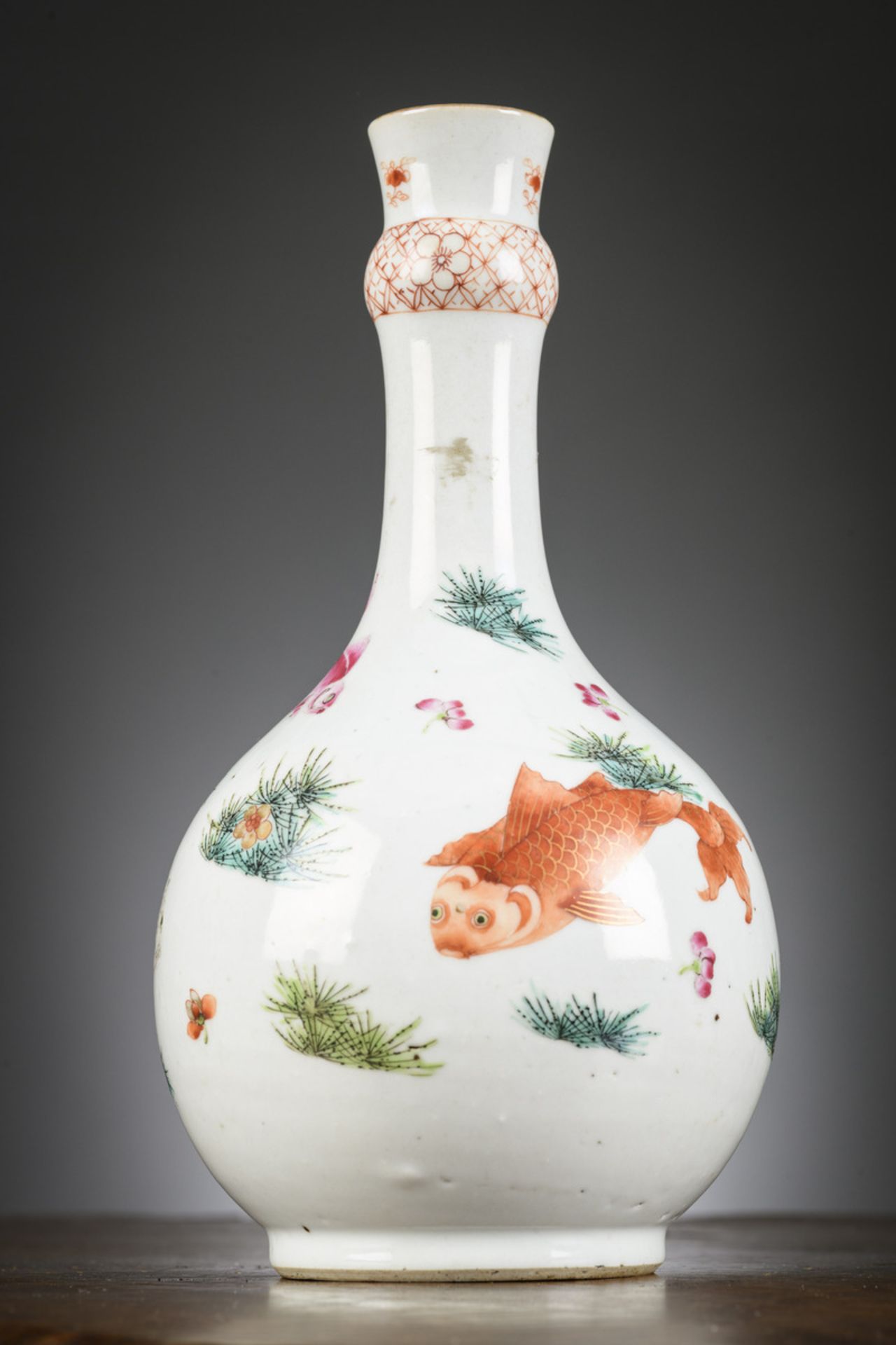 A Chinese famille rose vase 'fish', Qianlong period (h24cm)