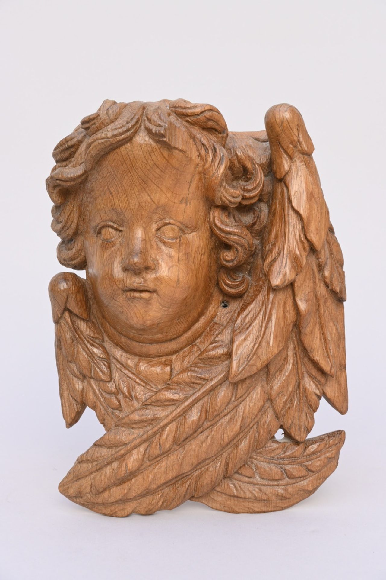 Baroque angel in oak, 17th century (33x25cm)