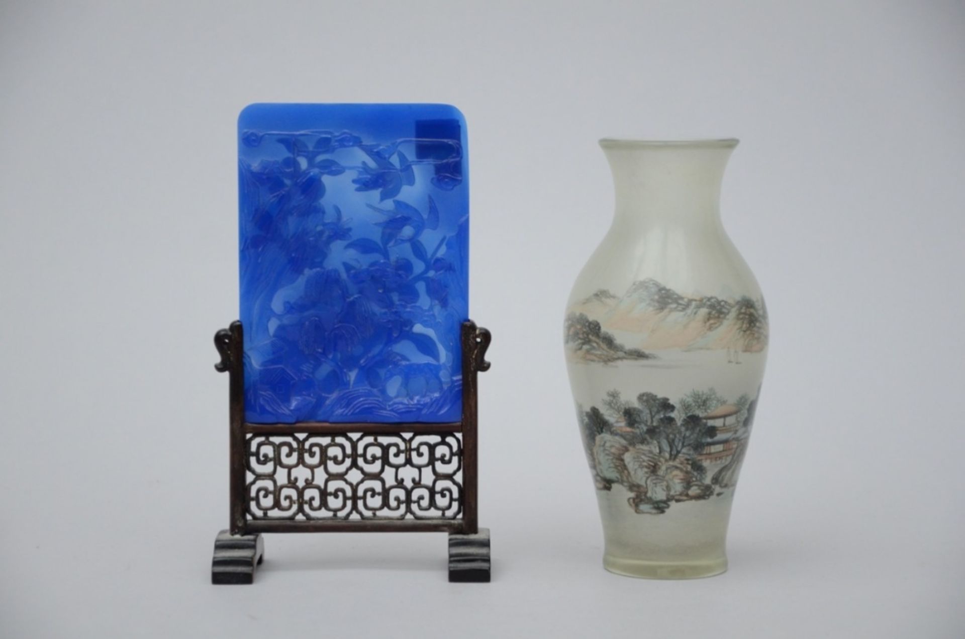Chinese vase in painted glass (h20.5cm) + small table screen in Peking glass (glass 15x10.5cm)