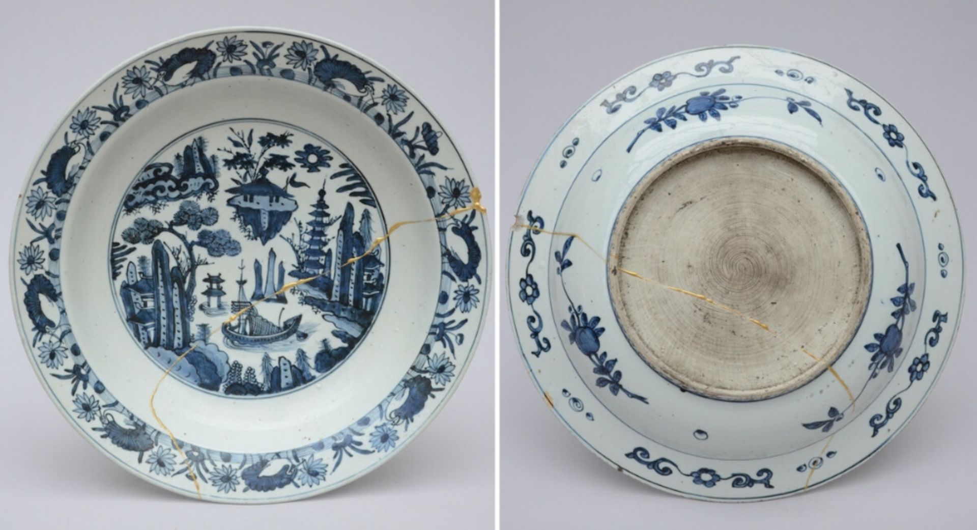 Two dishes in Chinese blue and white porcelain 'deer' and 'pagoda', late Ming dynasty (dia31cm) ( - Bild 2 aus 6