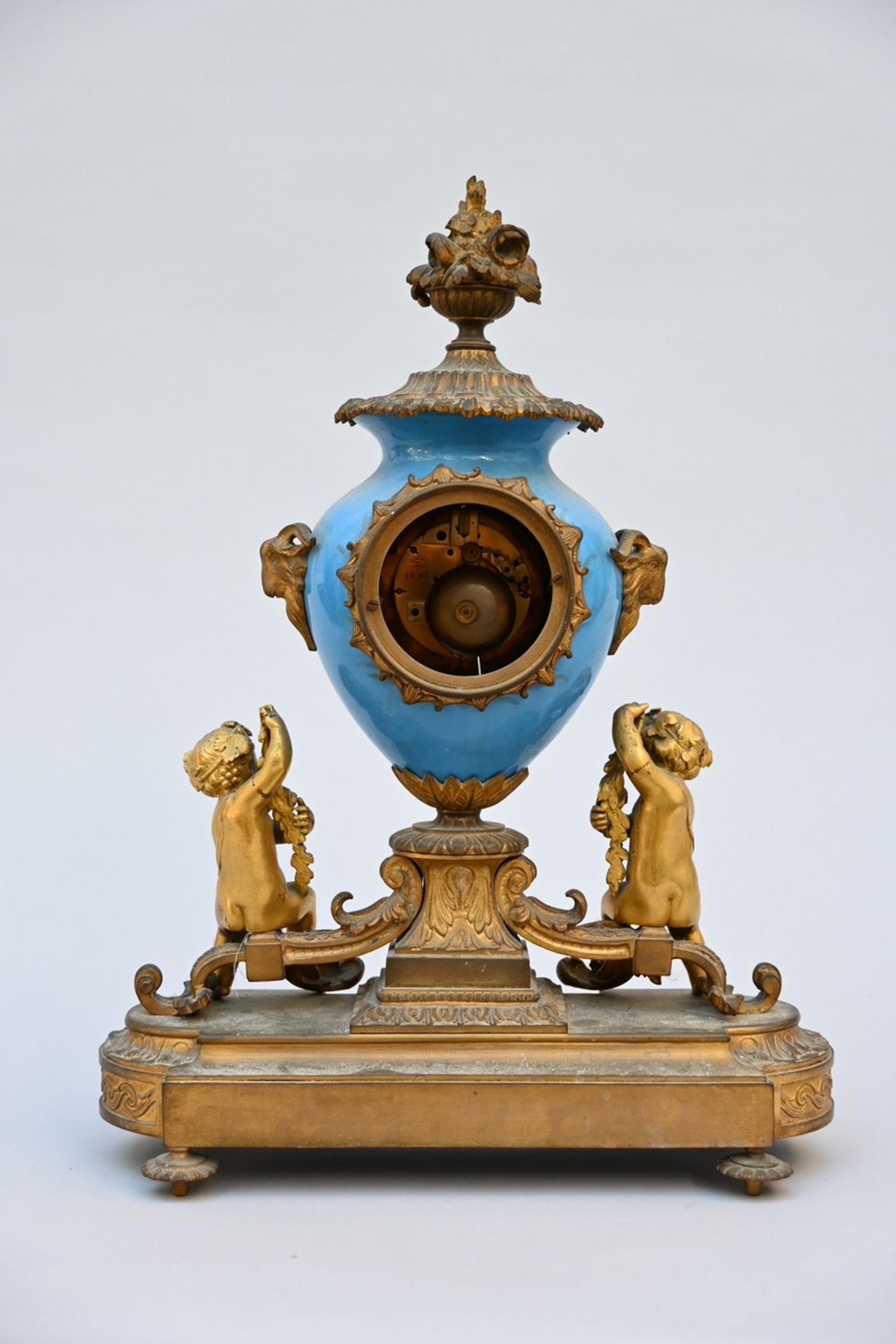 A clock in SËvres porcelain and gilt bronze, 19th century (59x54X20cm) (*) - Image 3 of 5