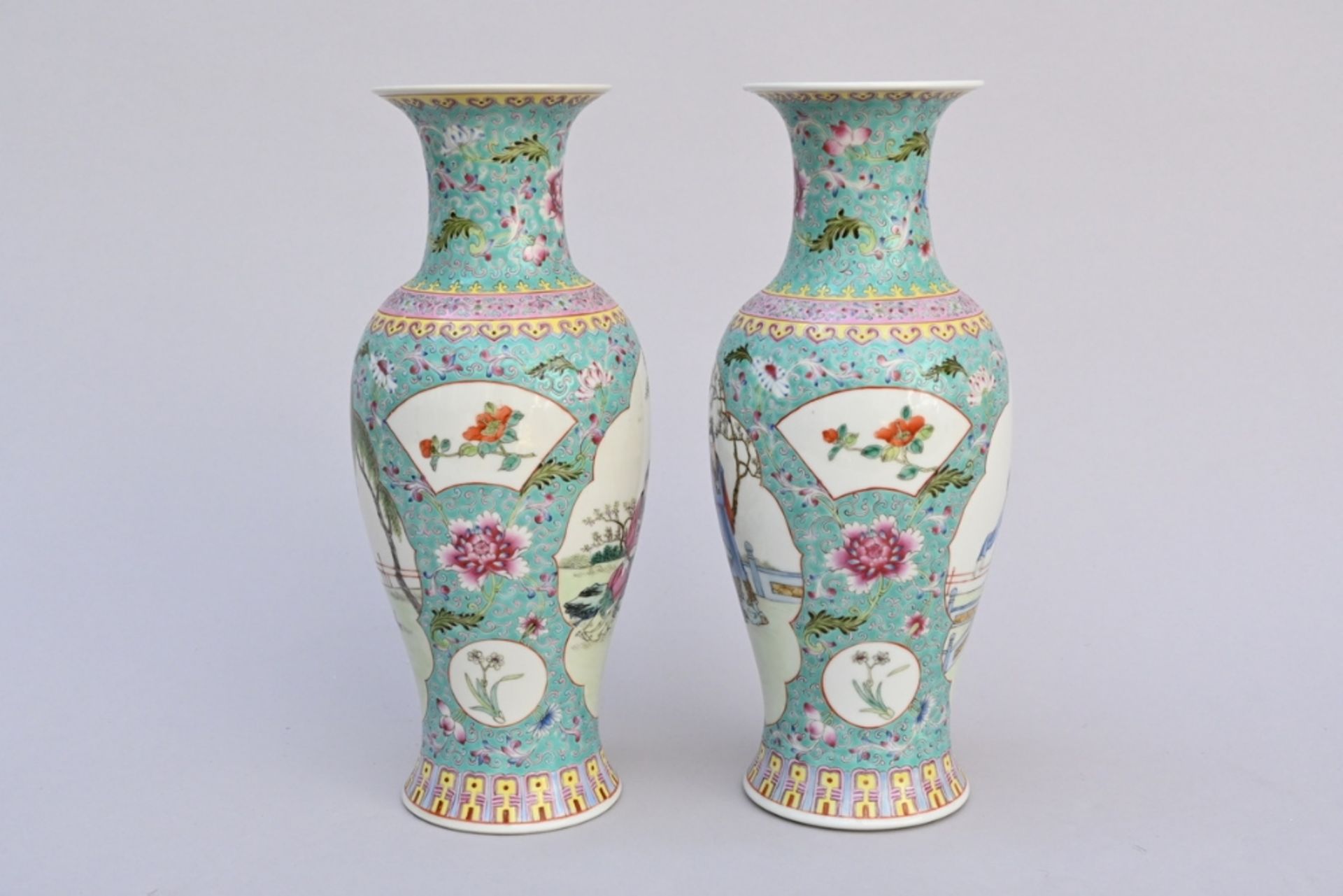 A pair of Chinese turquoise vases famille rose porcelain 'elegant scenes' (h31cm) - Bild 2 aus 4