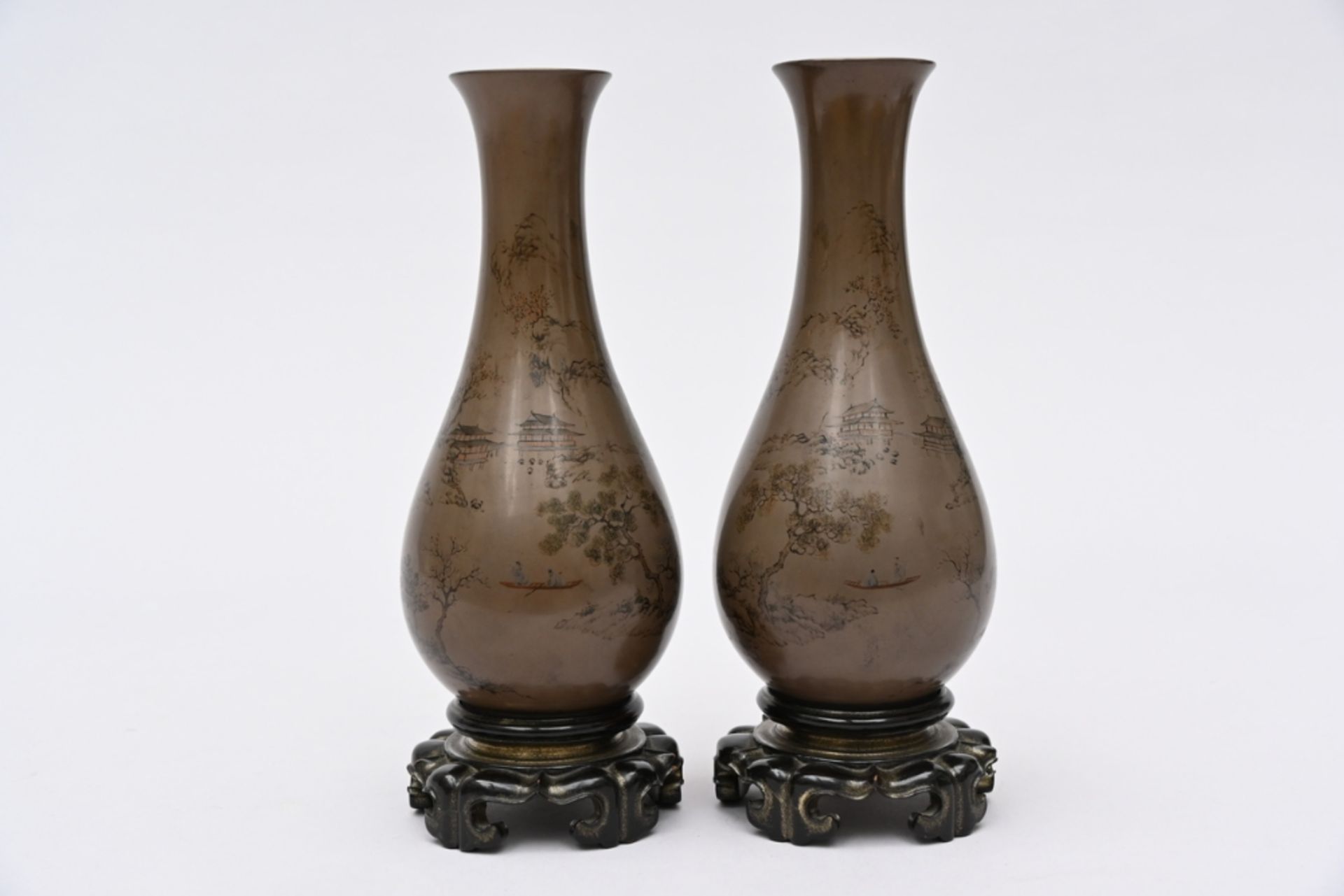 A pair of lacquer vases 'landscape', Republic period (23.5 cm with base) - Bild 2 aus 5