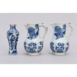 Pair of ewers and hexagonal vase in blue and white porcelain, Kangxi period (h14.5) (h14cm) (*)