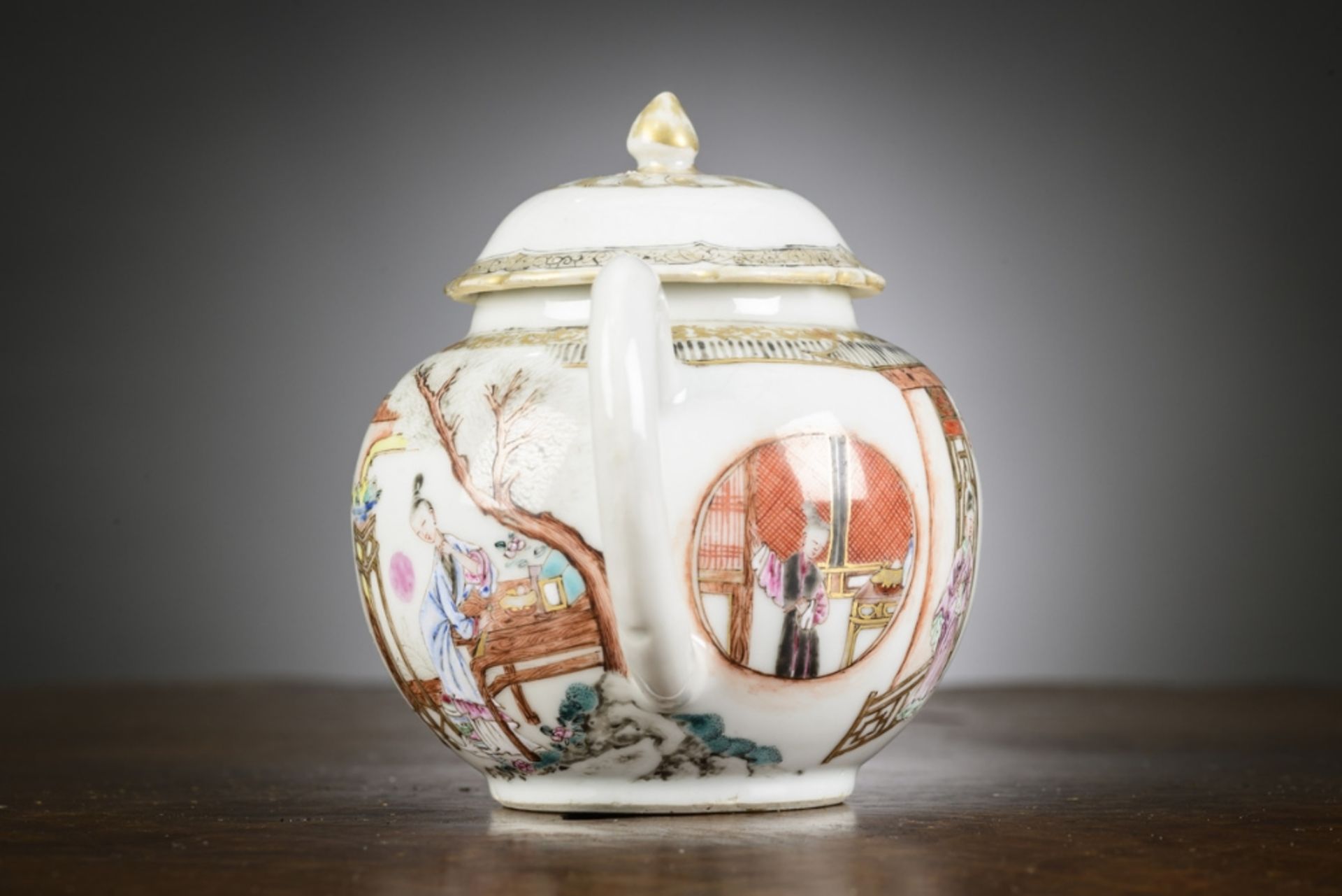 A fine Chinese famille rose teapot 'the visit', Yongzheng period (13x19x10cm) (*) - Bild 4 aus 9