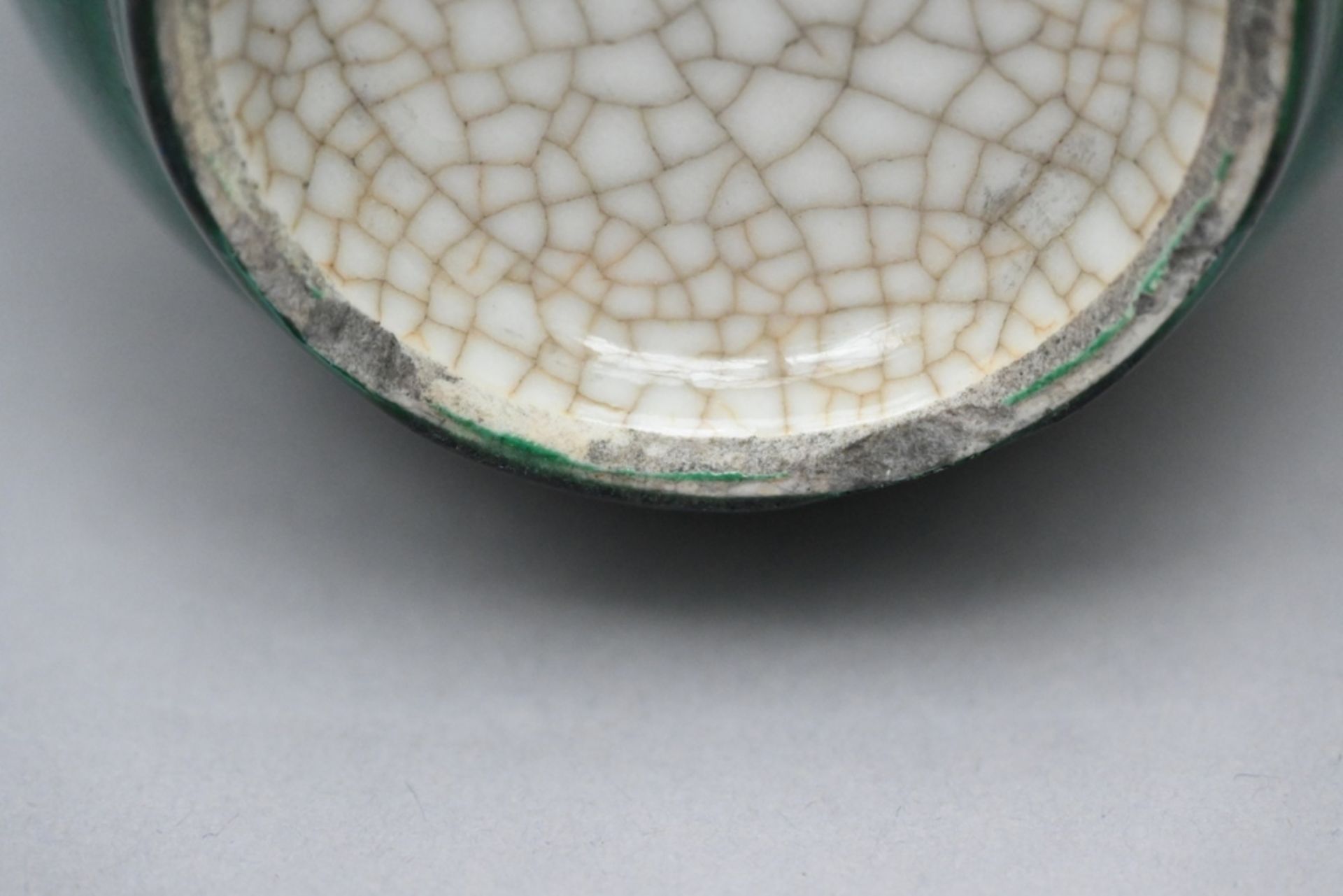 A Chinese vase with crackled 'applegreen' glaze (h20cm) (*) - Image 4 of 4