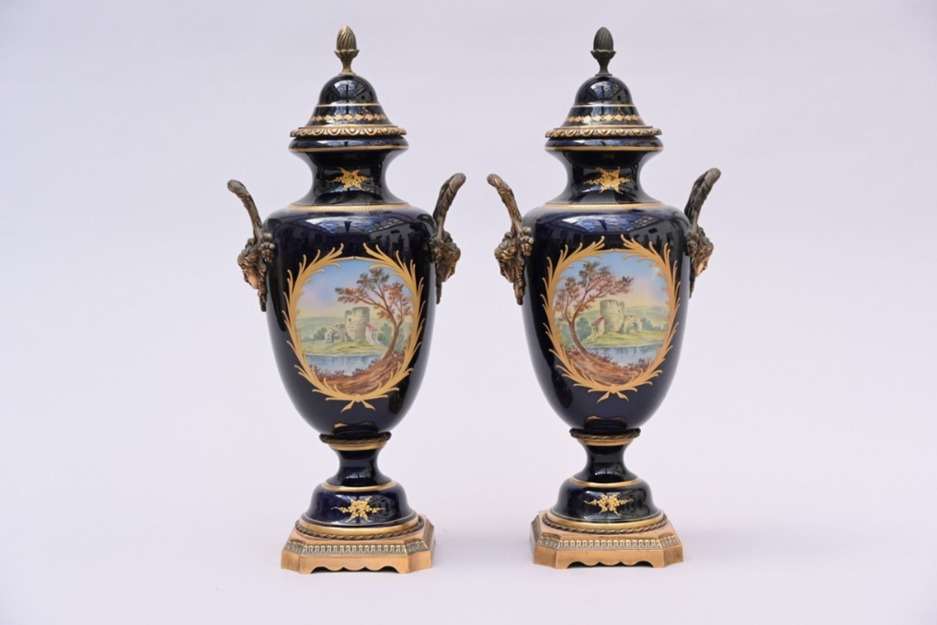 A pair of SËvres porcelain vases with bronze mounts (50cm) - Bild 2 aus 5
