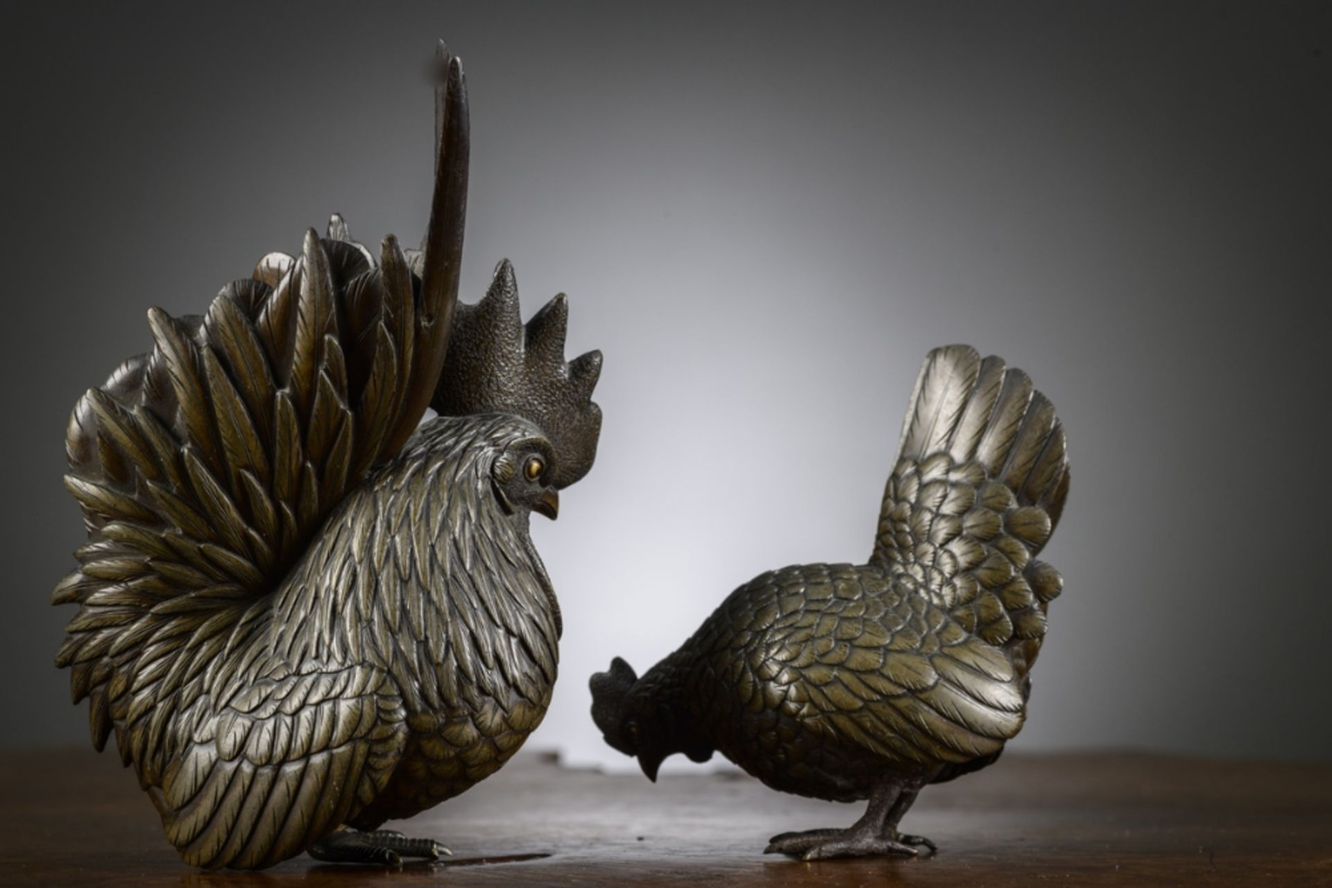 A pair of Japanese bronze okimonos 'chicken and rooster', Meiji period (h10.5cm) (h16cm) (*) - Bild 2 aus 5