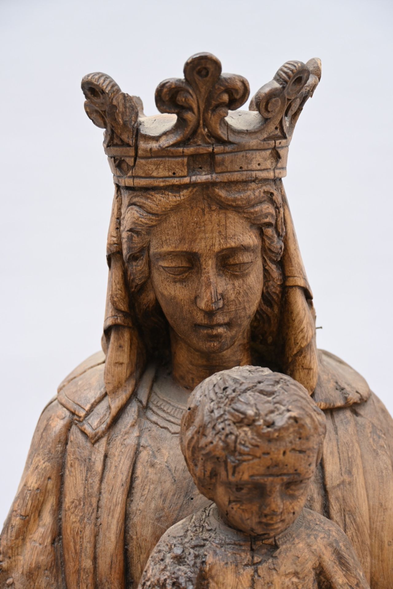 Madonna with child in carved wood, France (h 104cm) (*) - Image 2 of 4