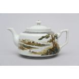 Teapot in Chinese porcelain 'landscape', Republic period (9x16x10cm)