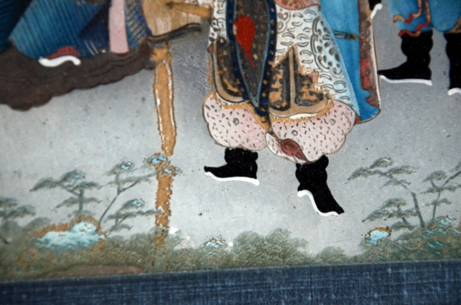 A pair of Chinese ÈglomisÈ paintings 'court scenes', 19th century 2x(37x32cm) (*) - Bild 5 aus 6