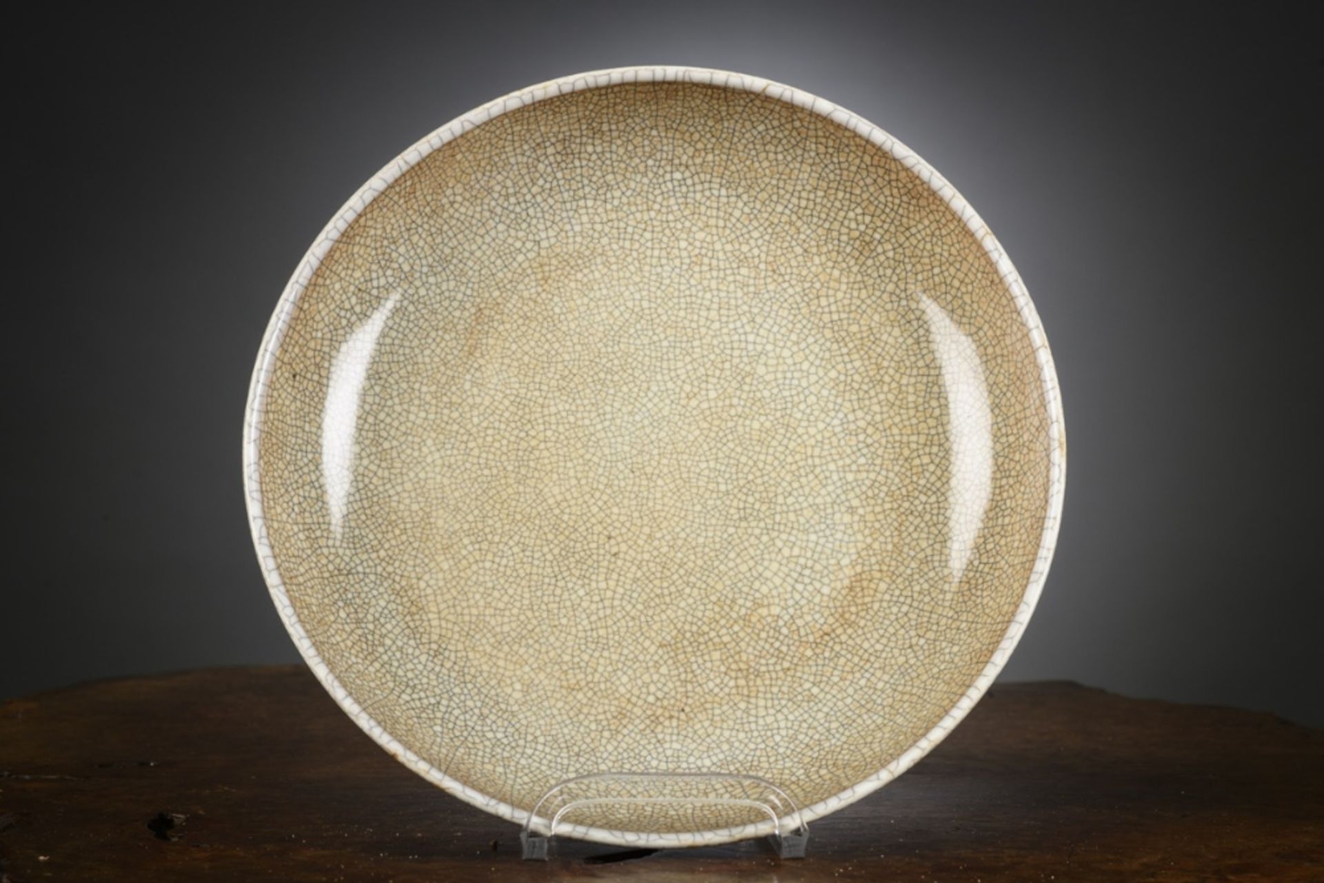 A Chinese dish with crackled glaze (dia27cm)