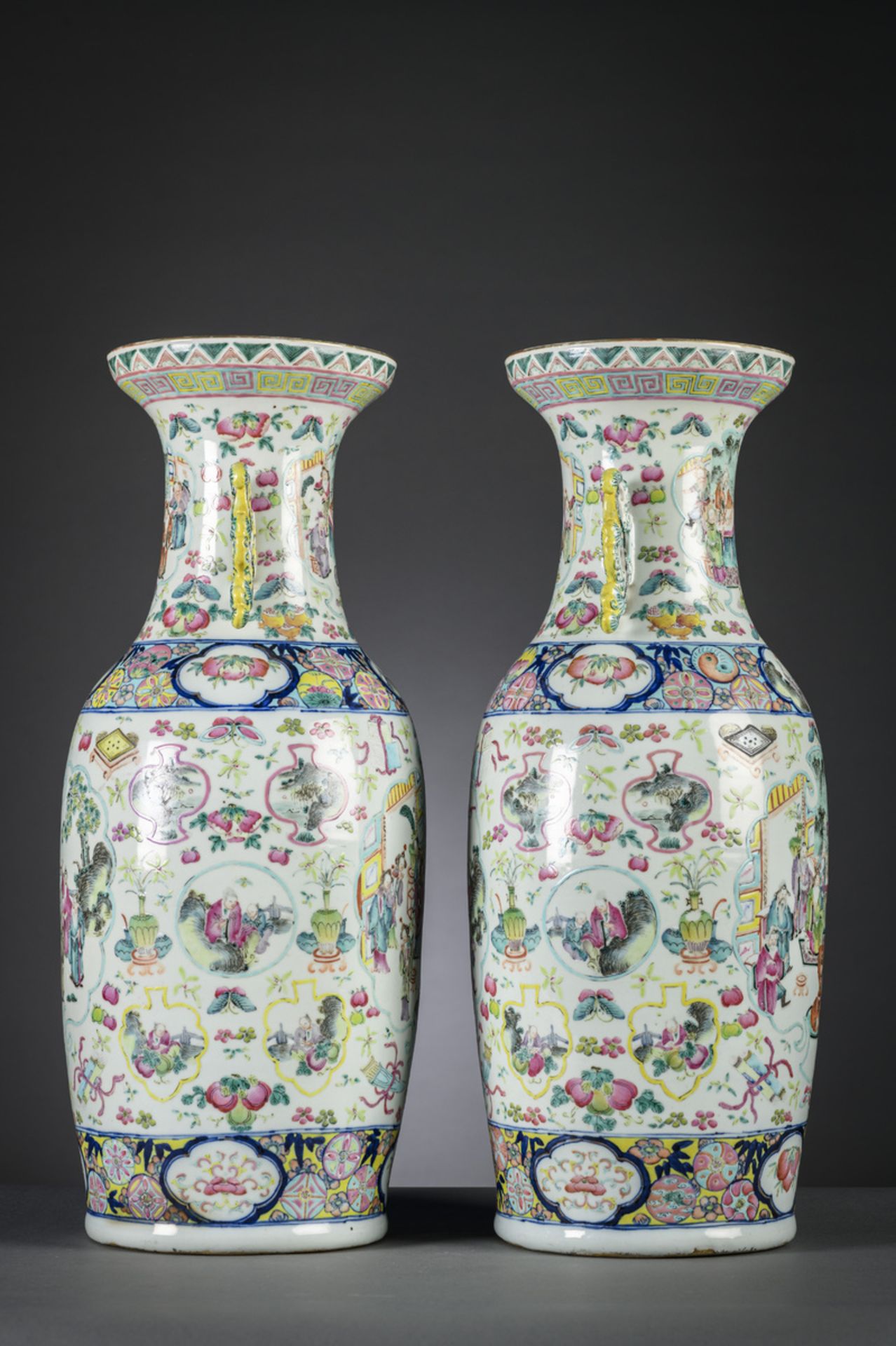 A pair of Chinese famille rose vases 'figures', 19th century (h59.5cm) (*) - Bild 4 aus 8