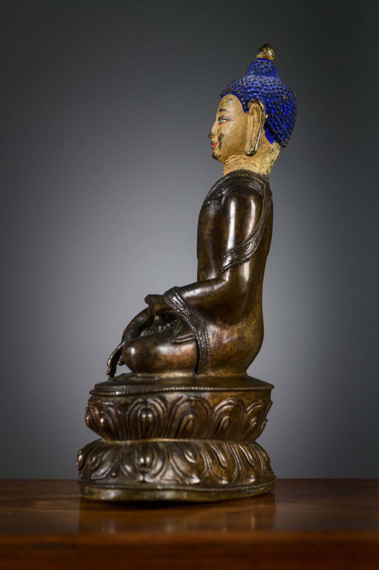 A large Tibetan statue 'Buddha Shakyamuni', 16th century (h18.5 cm) - Bild 4 aus 5