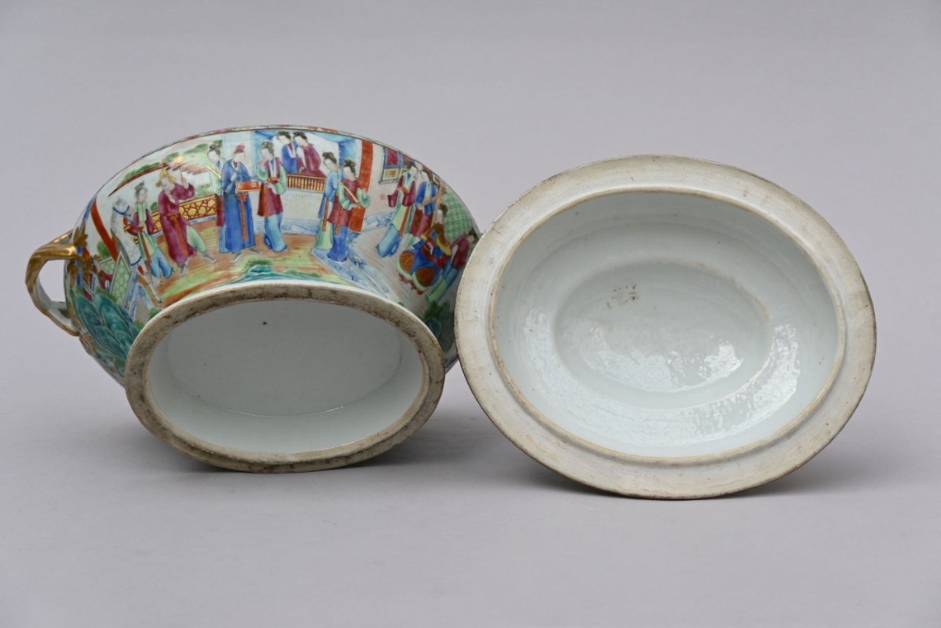 A Chinese porcelain tureen, Canton 19th century (27x35cm) - Bild 5 aus 5