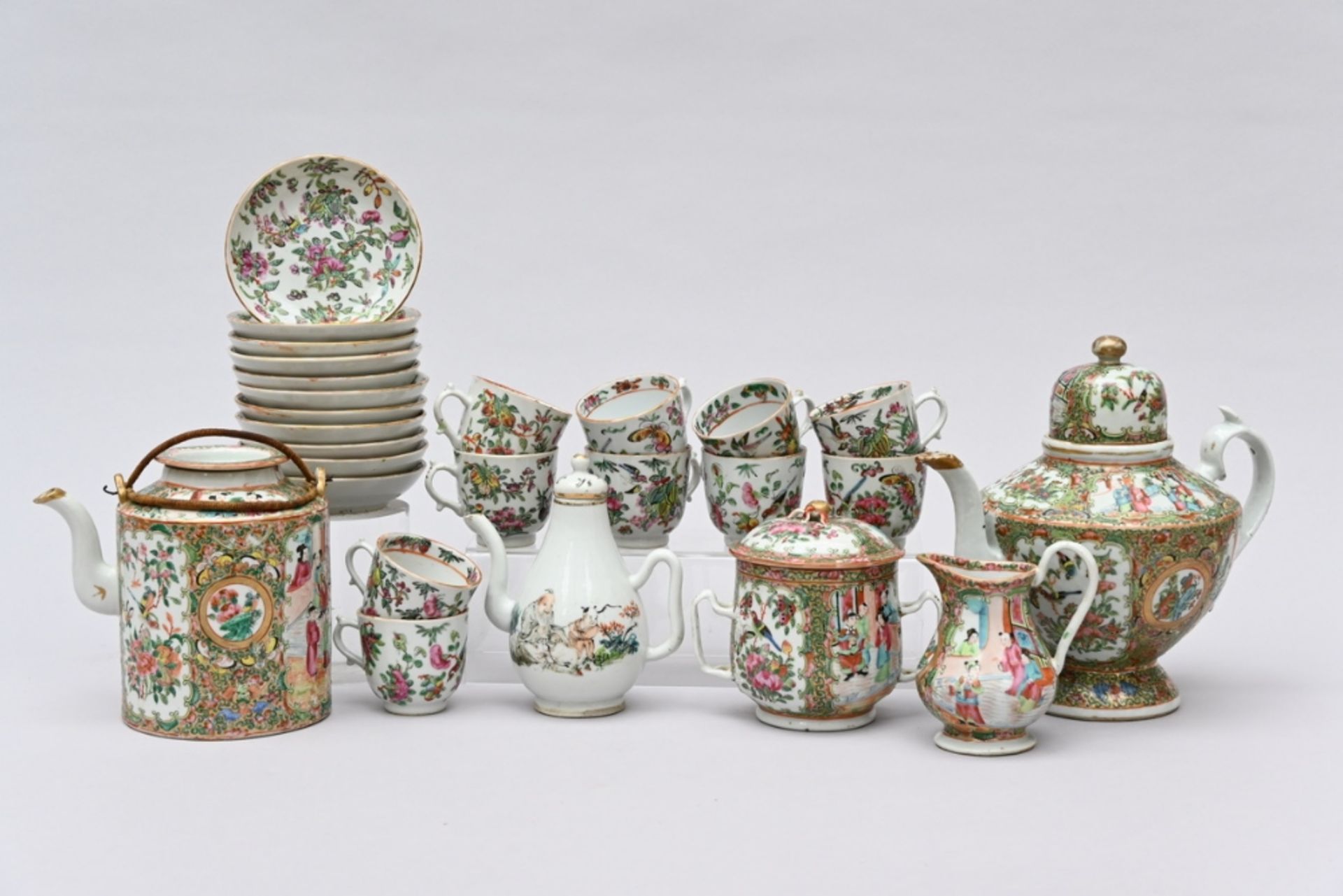 A collection of Canton porcelain: 3 teapots, milk jar, sugar jar, 11 saucers en 10 cups (*)