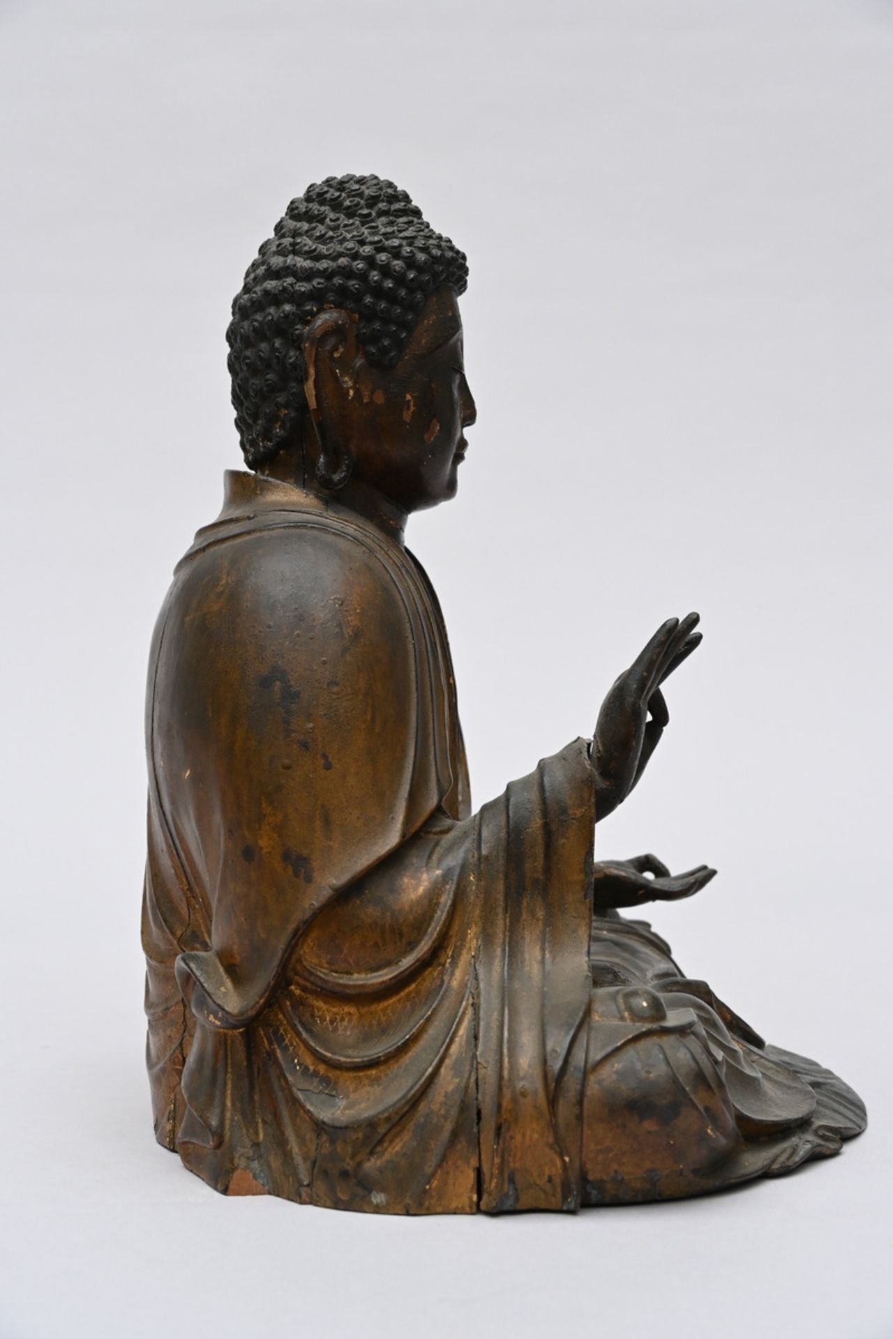 A gilt lacquered wooden sculpture 'seated Buddha', Edo period (h29cm) (*) - Image 4 of 7