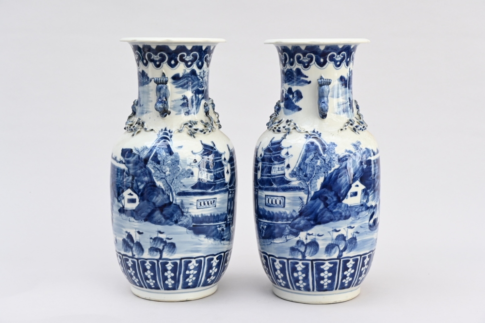 Pair of Chinese blue and white porcelain vases 'view of a harbour' (h36cm) (*) - Image 2 of 7