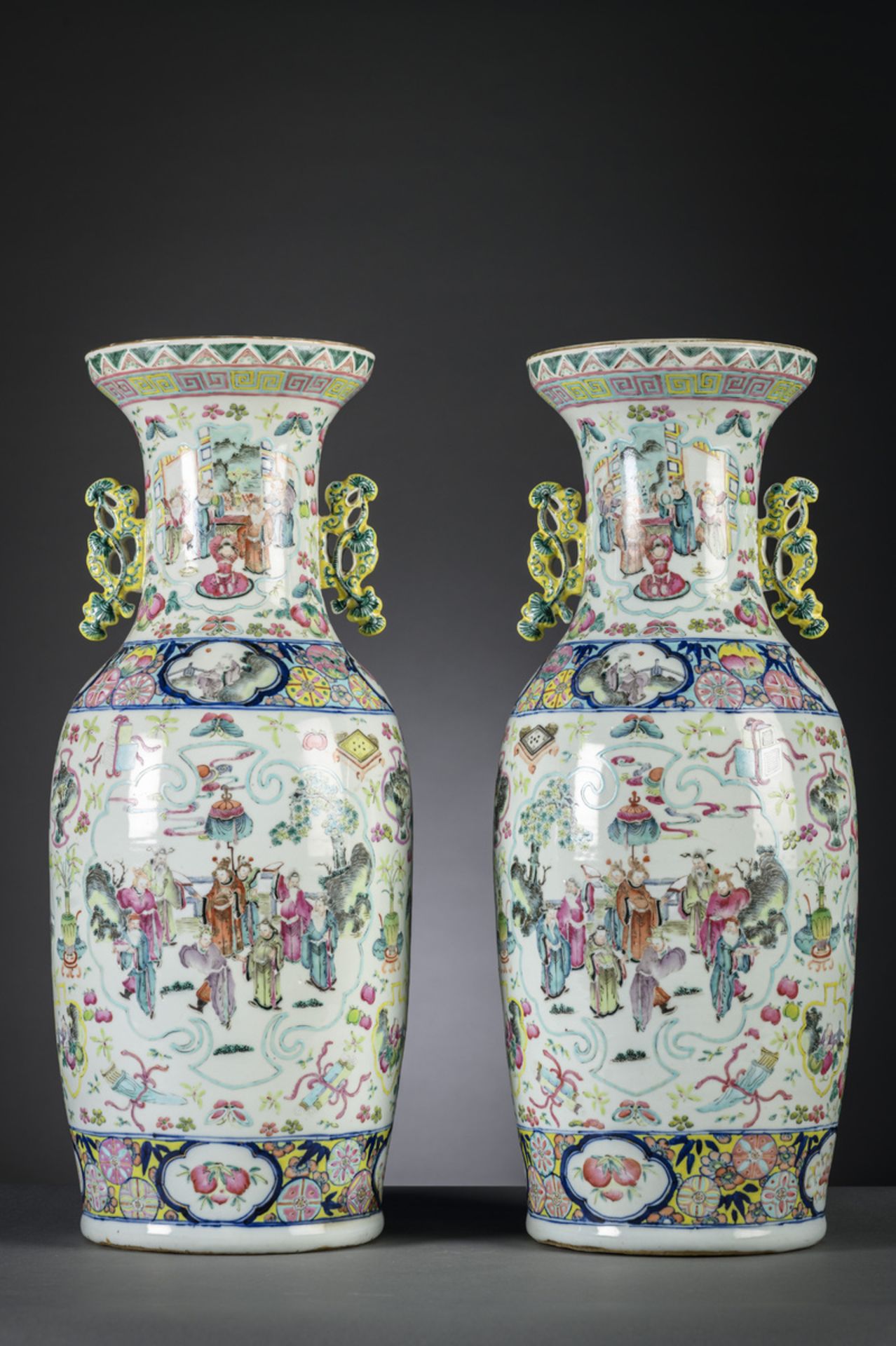 A pair of Chinese famille rose vases 'figures', 19th century (h59.5cm) (*) - Bild 3 aus 8