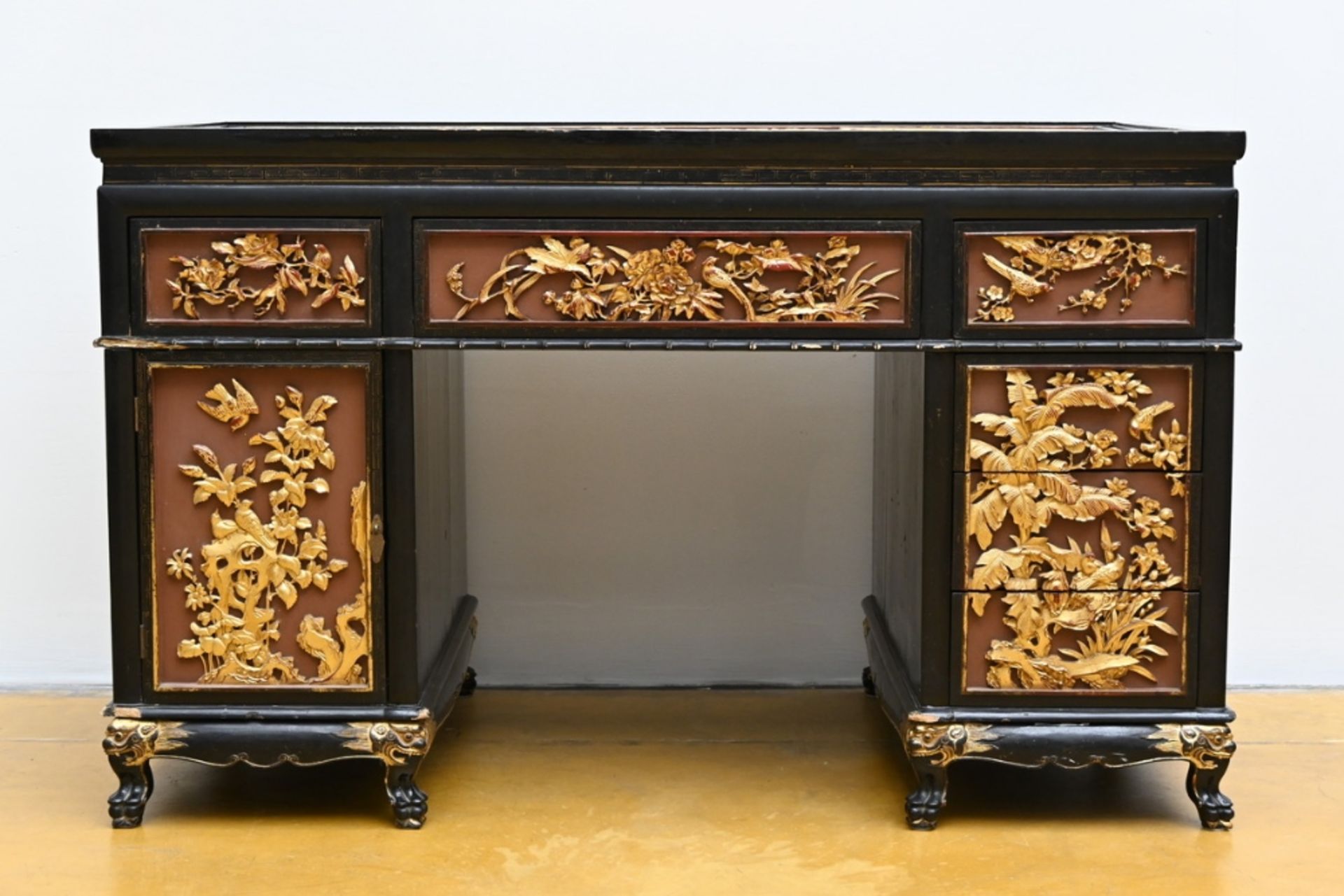 Desk with carved gilt Chinese panels (84x132x71cm) (*)