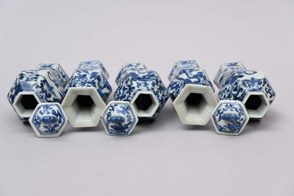 A Chinese five piece set in blue and white porcelain, 19th century (h20 en h21cm) (*) - Image 3 of 5