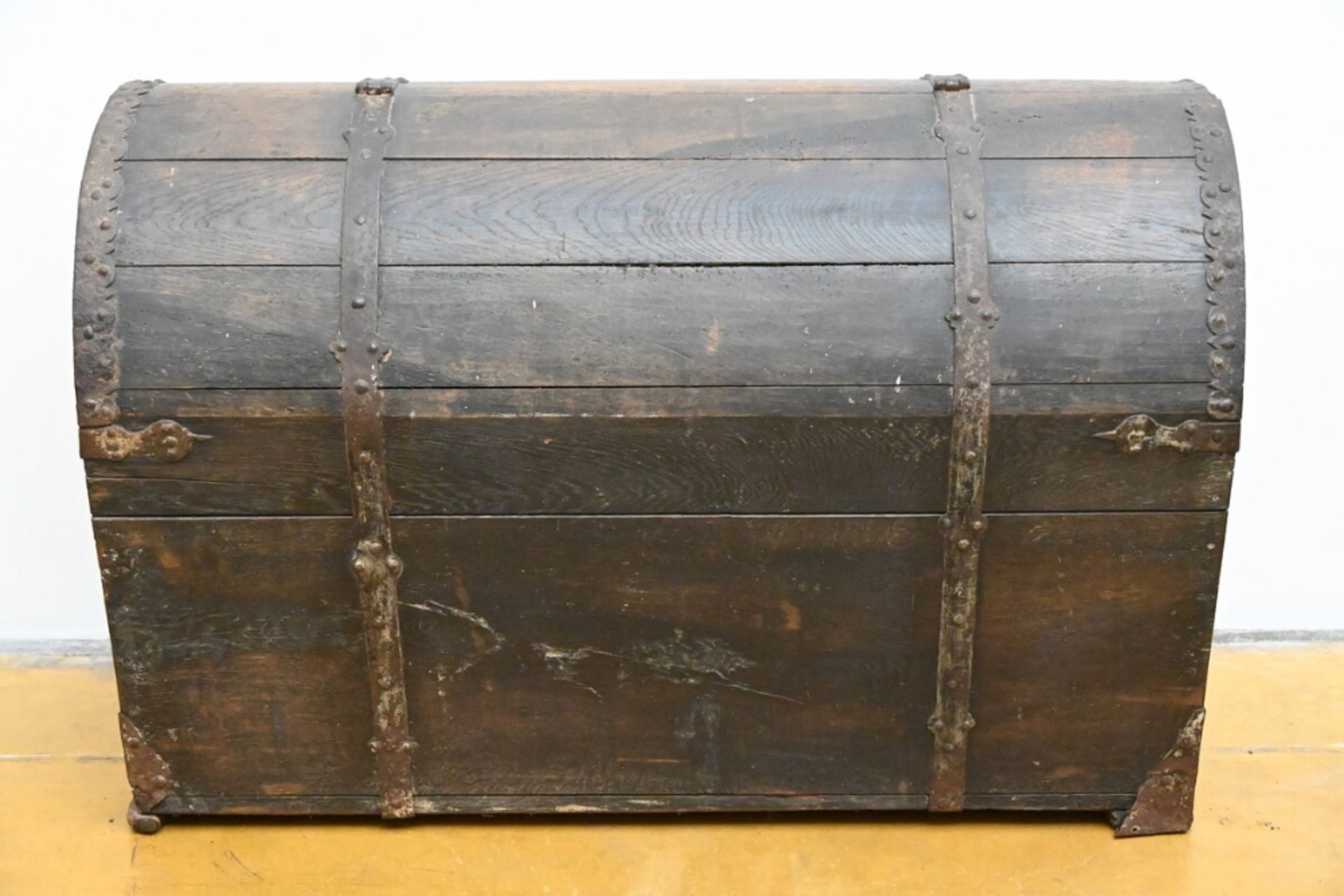 Dutch weapon case with iron fittings, 17th century (89x127x62cm) - Bild 4 aus 4