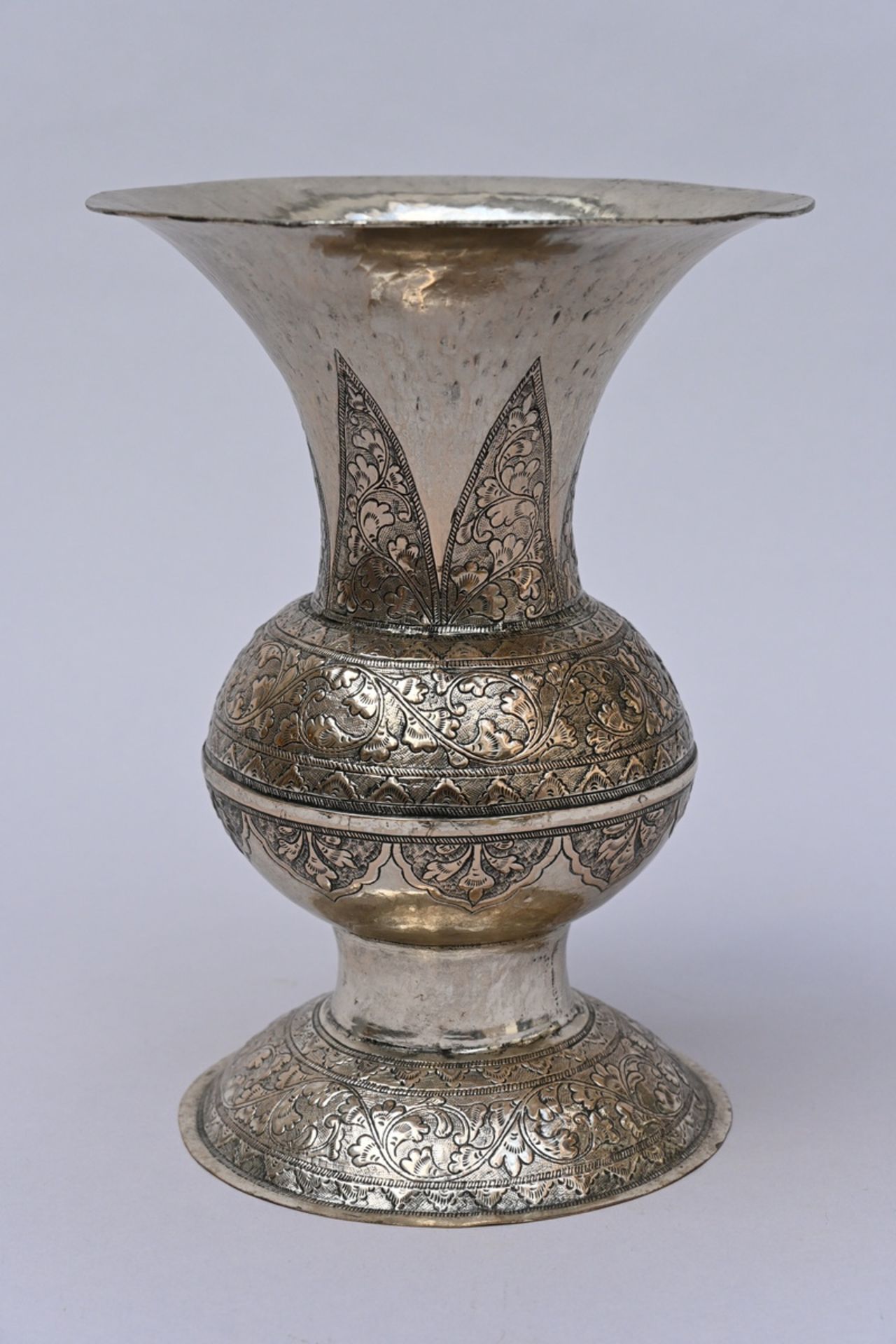 Arabic silver vase with floral decor 800/1000 (h23cm)