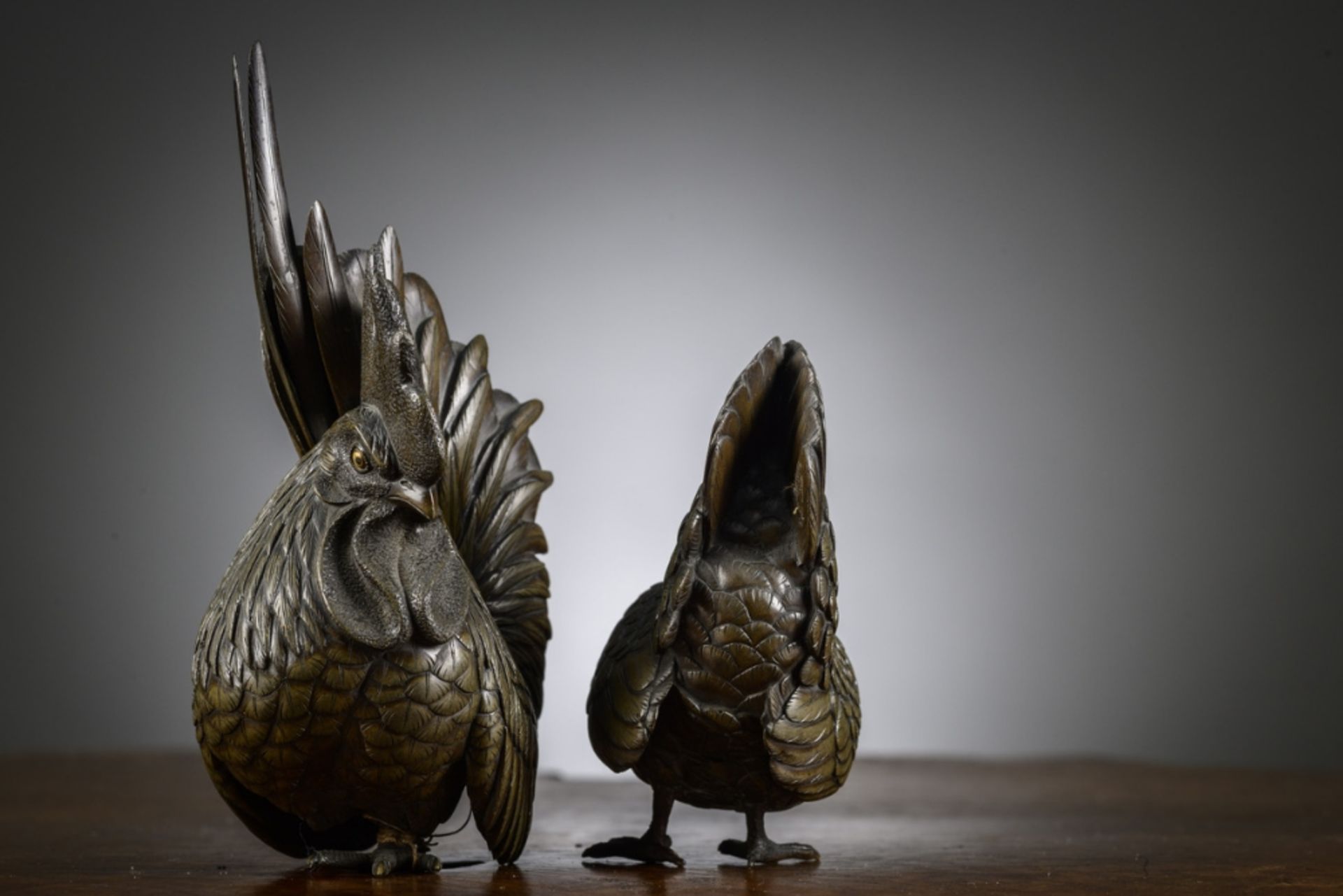 A pair of Japanese bronze okimonos 'chicken and rooster', Meiji period (h10.5cm) (h16cm) (*) - Bild 4 aus 5